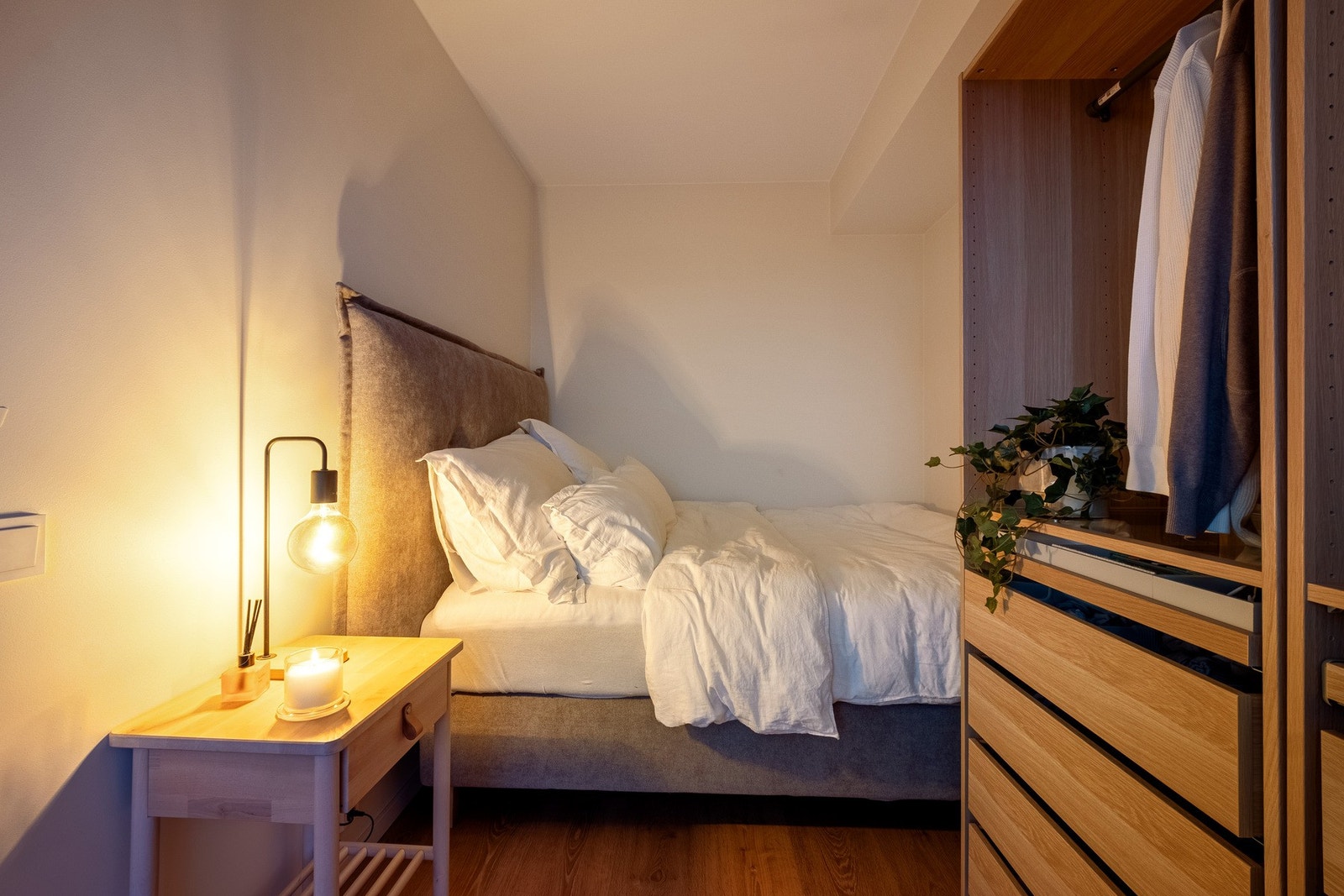 Hovedsoverom med garderobeskap Galleribilde