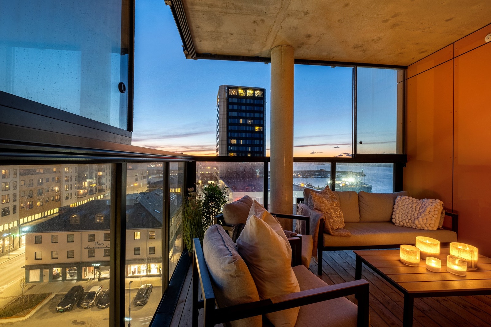 Fra innglasset balkong er det utsikt mot innseilingen Galleribilde