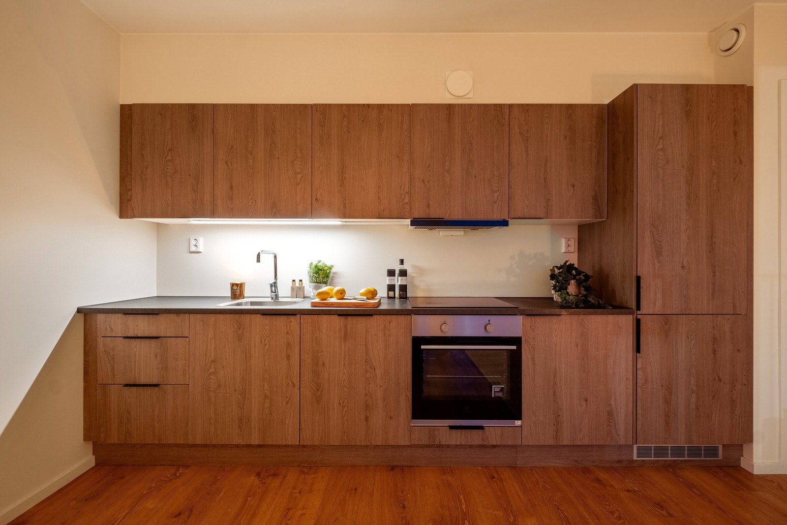 Kjøkken utført i eik som passer leiligheten svært godt Galleribilde