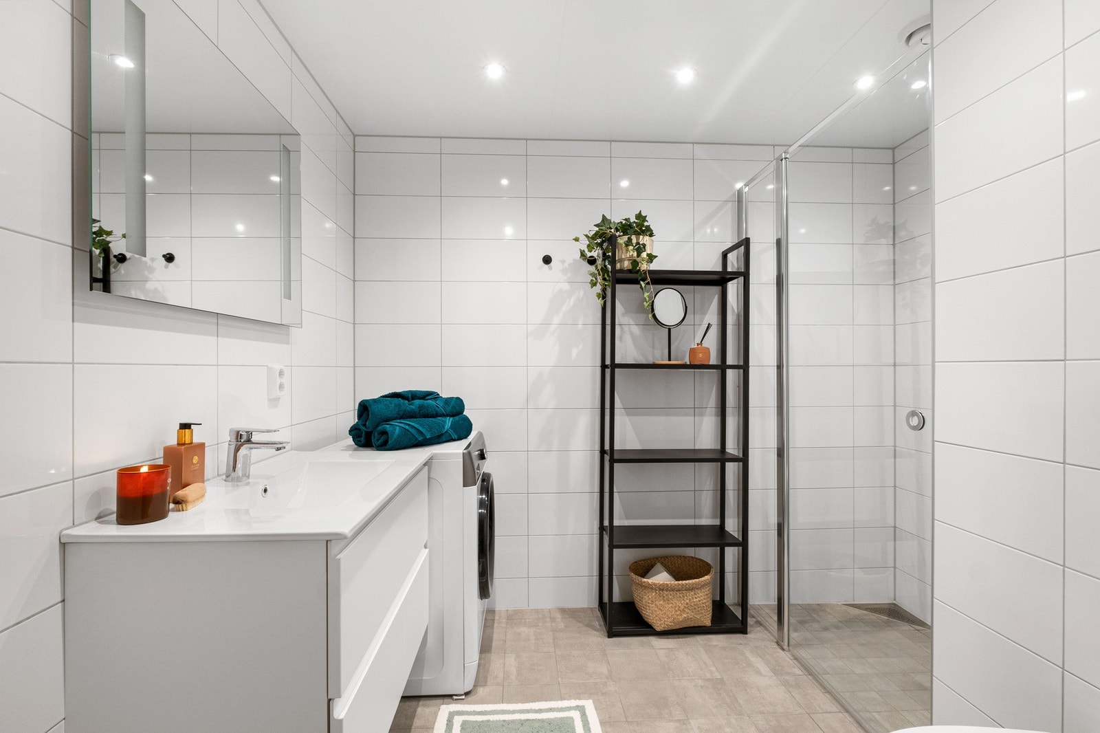 Flislagt bad med downlights og varmekabler i gulv Galleribilde