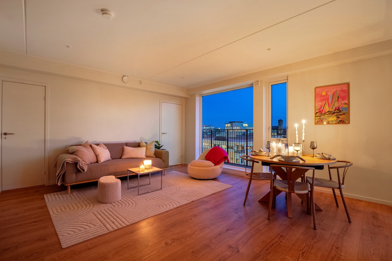 Leiligheten oppleves romslig og har fantastisk utsikt Galleribilde