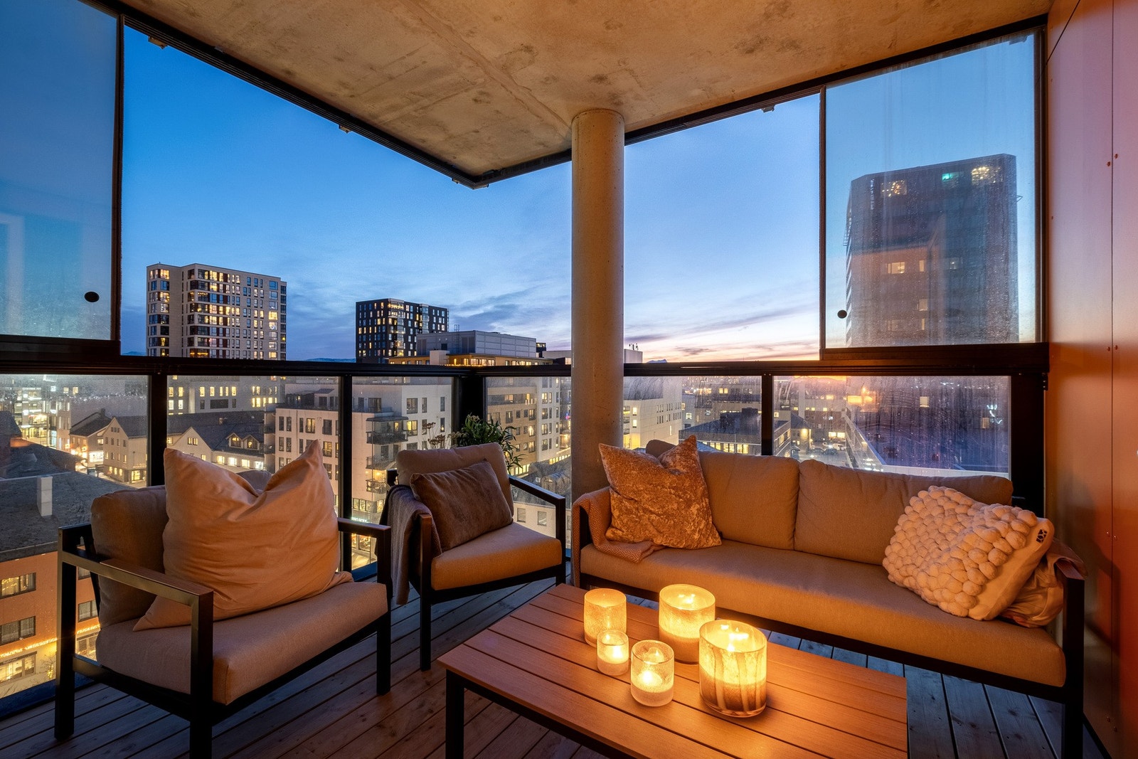 Innglasset balkong på omtrent 7m² og har god utsikt over sentrum mot vest Galleribilde