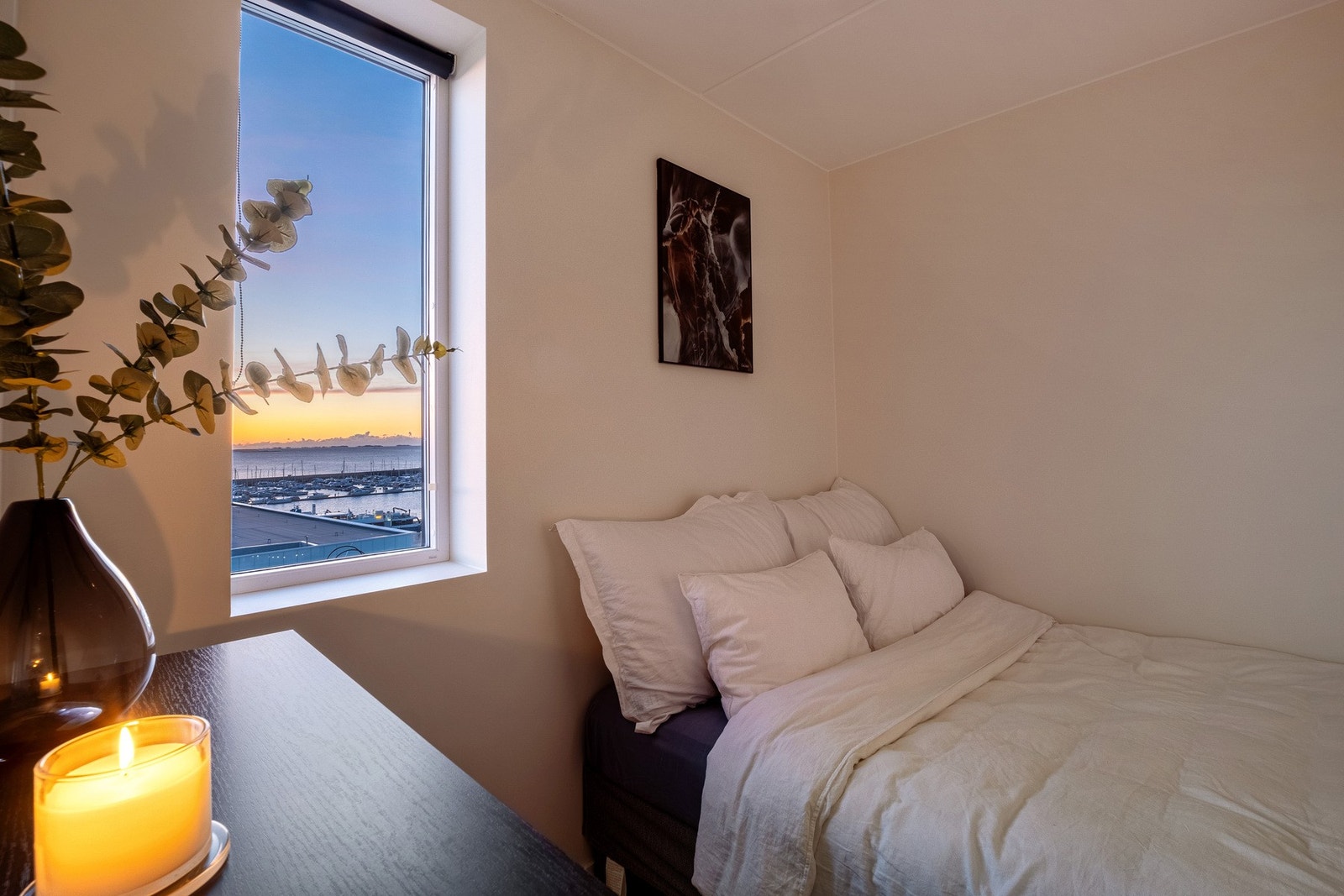 Vinduet er vendt mot vest som gir det utsikt mot småbåthavna og ettermiddagssolen Galleribilde