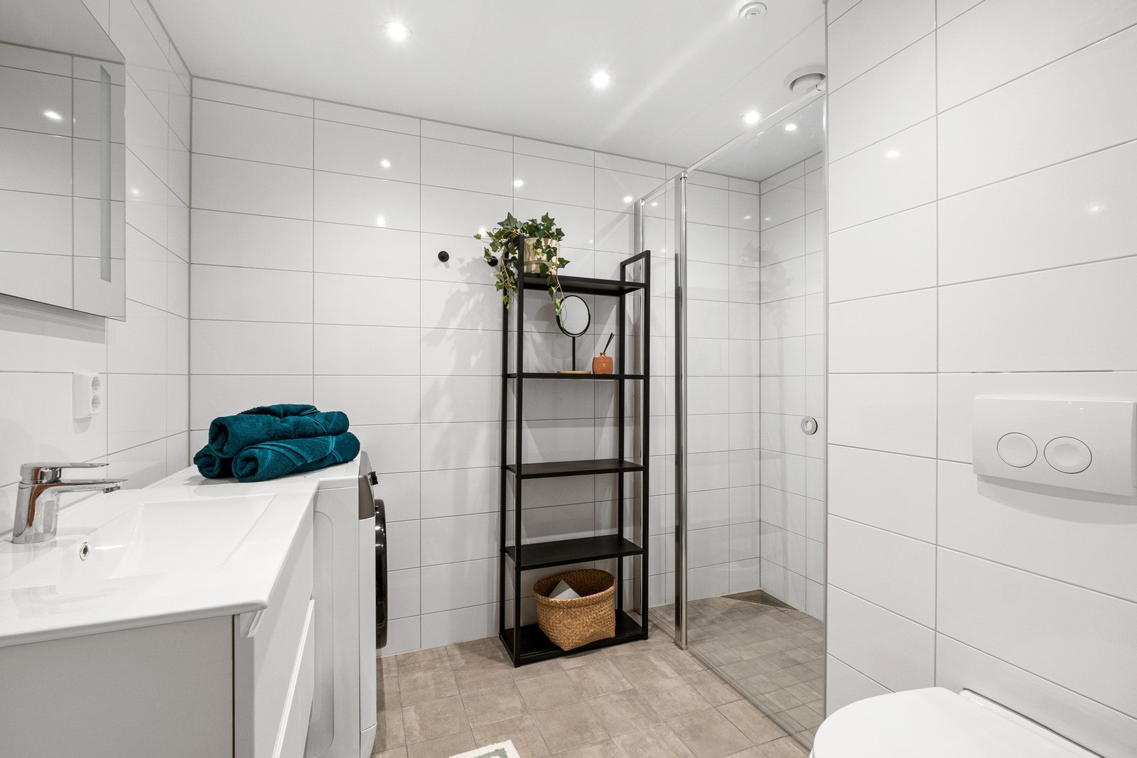 Praktisk bad med dusjnisje Galleribilde