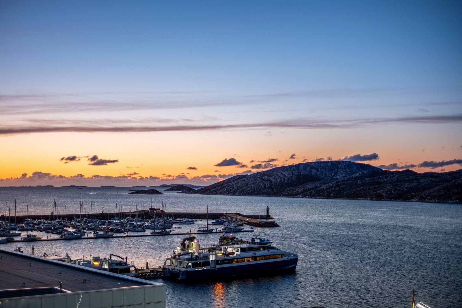 Det er også utsikt mot småbåthavnen Galleribilde