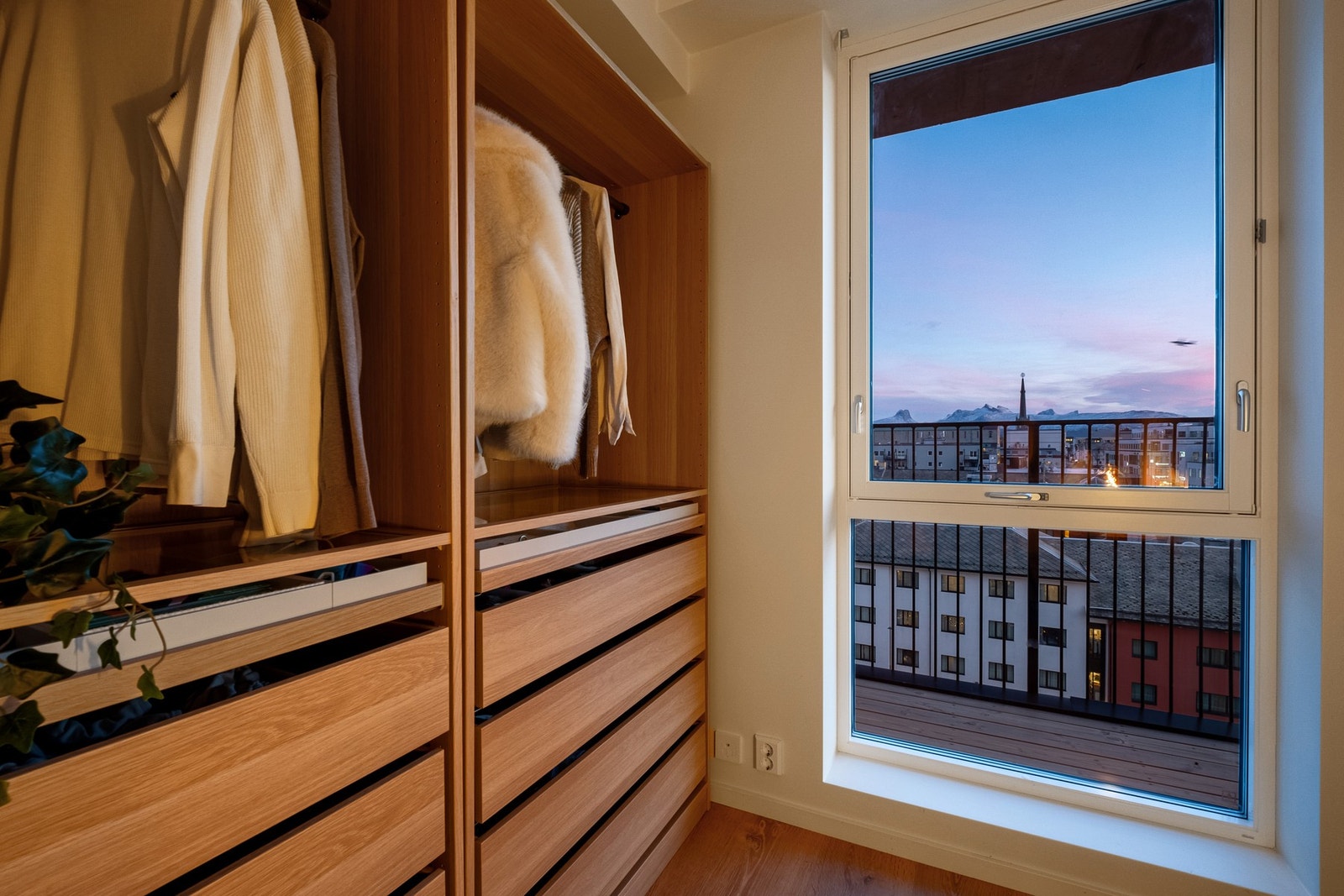 Fra soverommet har du fantastisk utsikt mot Børvasstindan og morgensolen Galleribilde