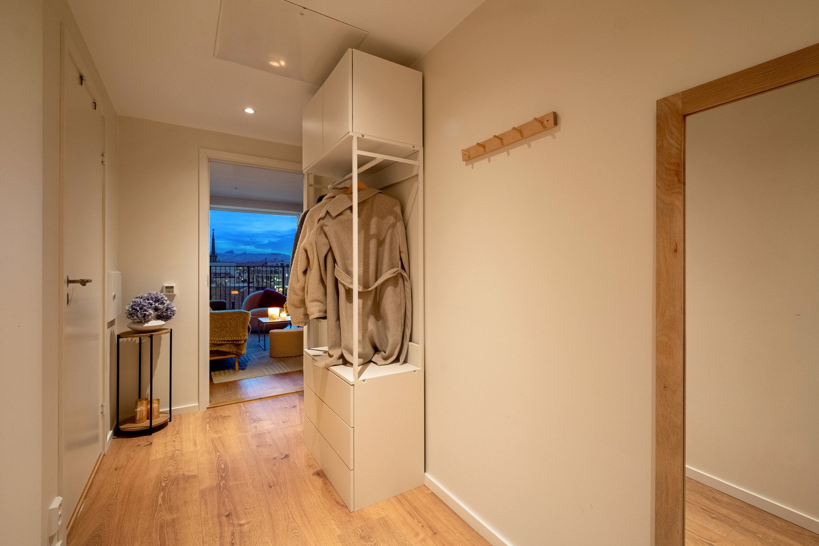 Entré - Plass til oppheng og garderobe Galleribilde