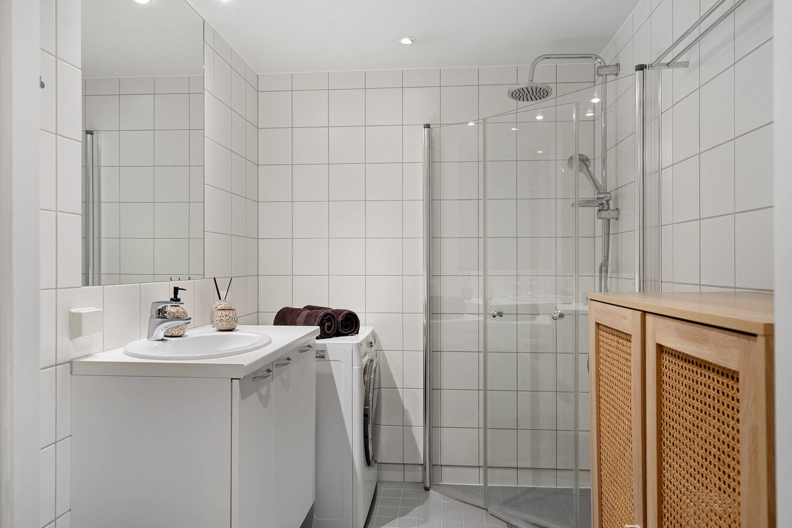 Gulvet har behagelige varmekabler, og det er opplegg for vaskemaskin. Galleribilde