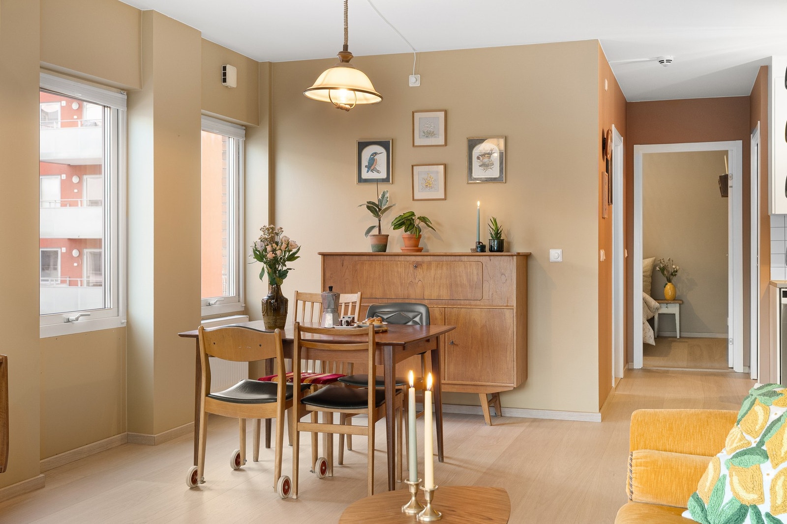 Leiligheten oppvarmes via radiatorer tilknyttet fjernvarme. Galleribilde