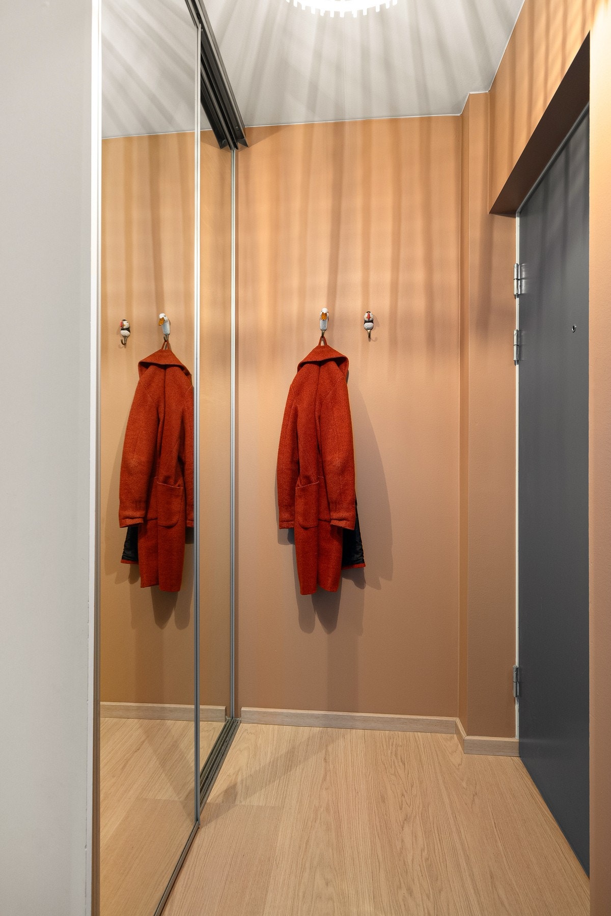 I entreen er det satt inn en skyvedørsgarderobe samt knagger for oppheng av yttertøy. Galleribilde