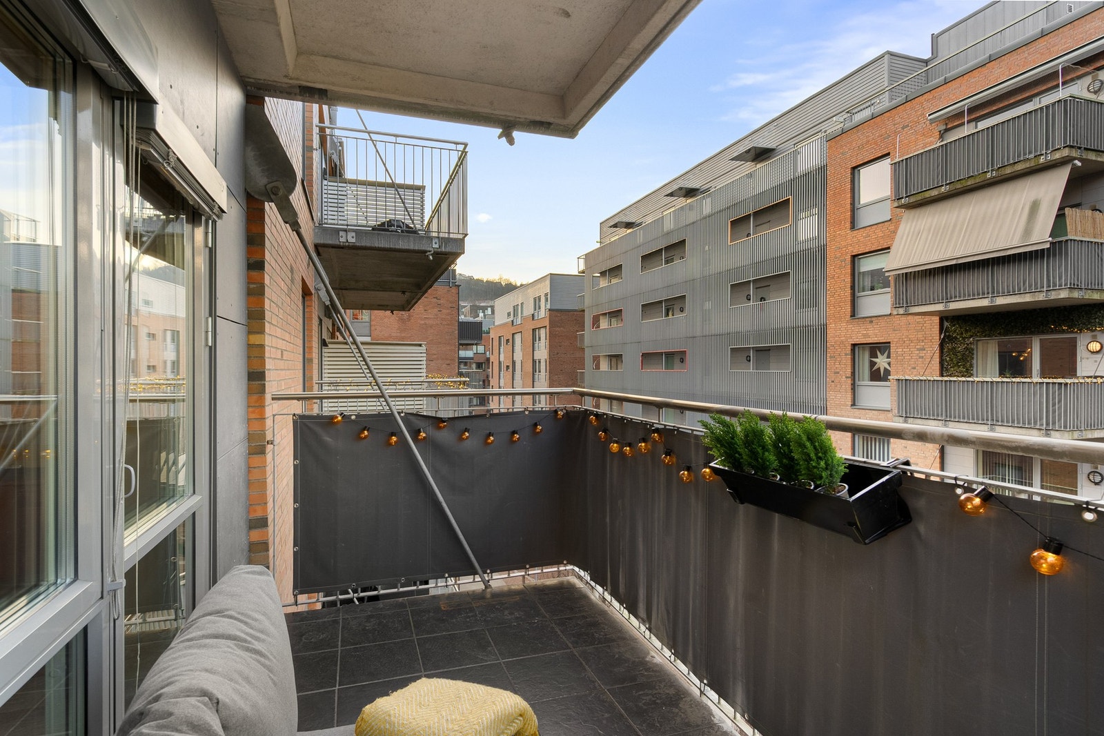 Det er rikelig med plass til utemøbler, grill og planter, noe som gir en hyggelig og funksjonell uteplass. Galleribilde