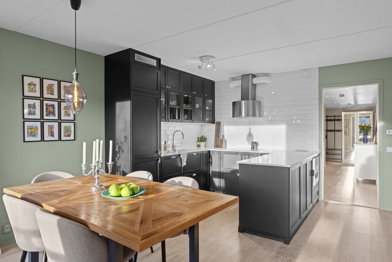 Kjøkkenet har en smakfull innredning fra 2020, designet i samarbeid med en kjøkkendesigner. Galleribilde