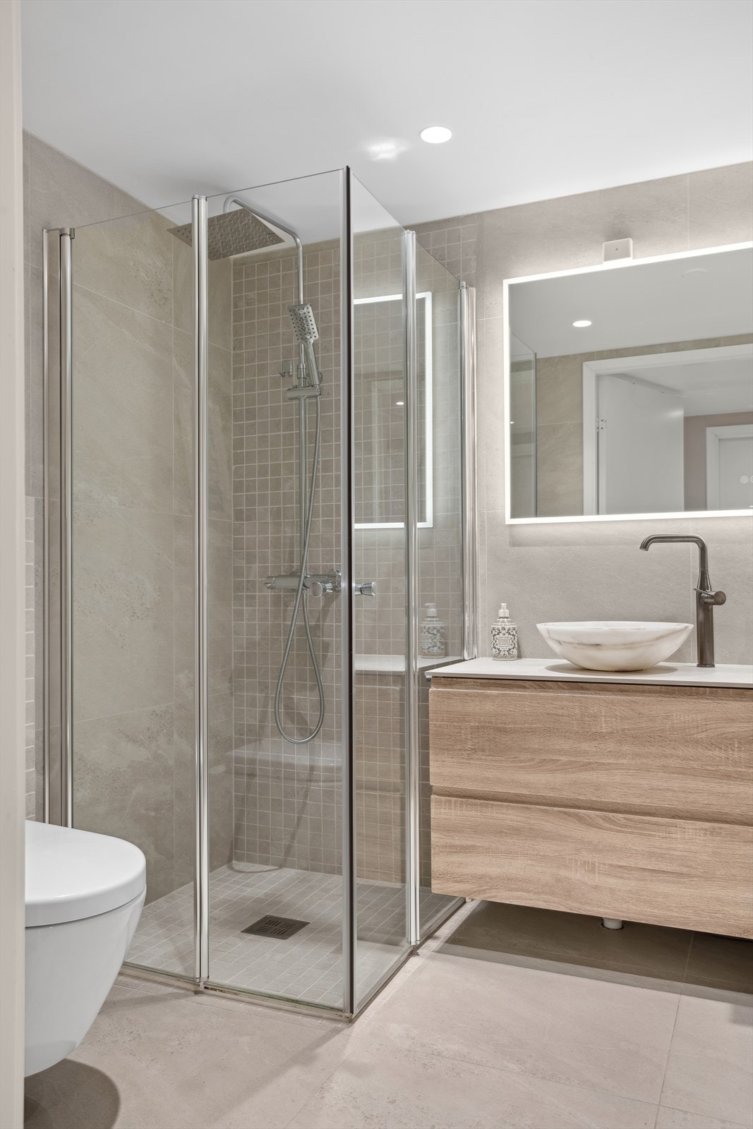 Baderommet er fra 2003, men har blitt overflateoppusset i nyere tid med flis på flis og ny innredning i 2020 med kvalitetsprodukter fra Viking Bad. Servanten er fra Elv. Galleribilde