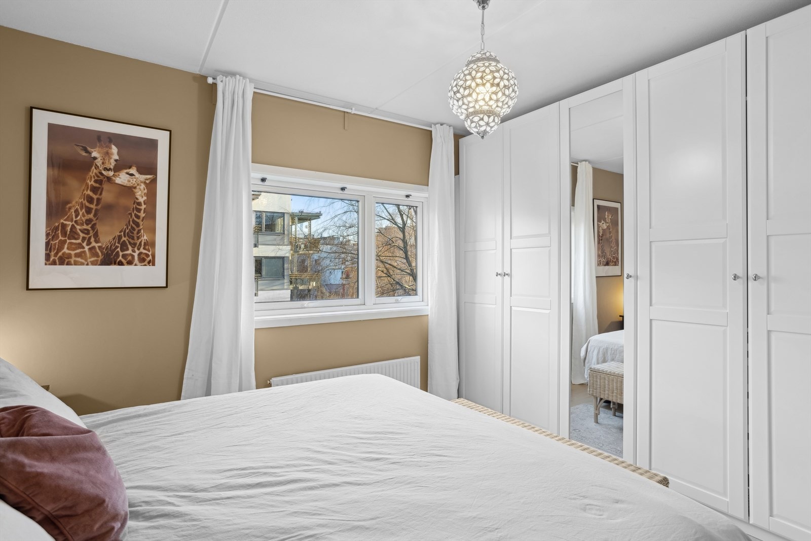 Hovedsoverommet er romslig og utstyrt med et stort garderobeskap. Galleribilde