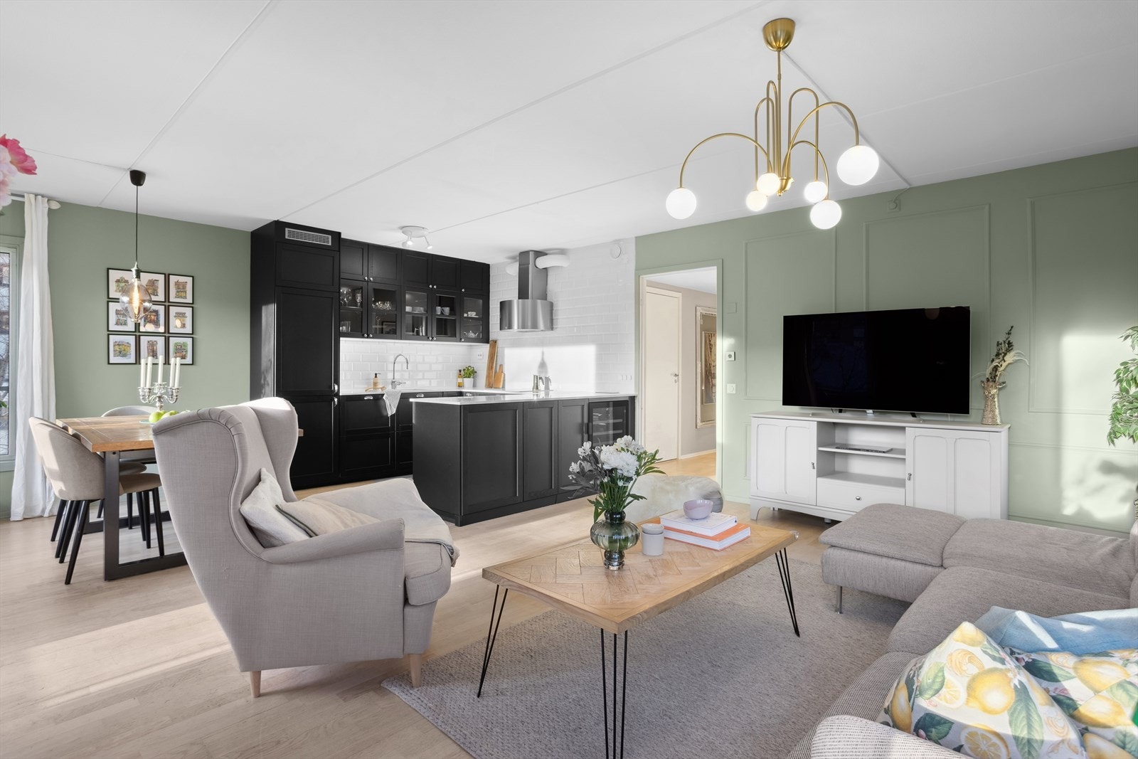 Leiligheten byr på en stor og sosial stue i åpen løsning sammen med kjøkkenet. Galleribilde