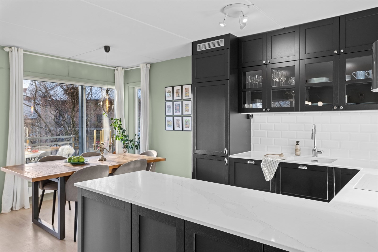 Med stue og kjøkken i ett blir det gøy å kokkelere til det inviterte selskapet. Galleribilde