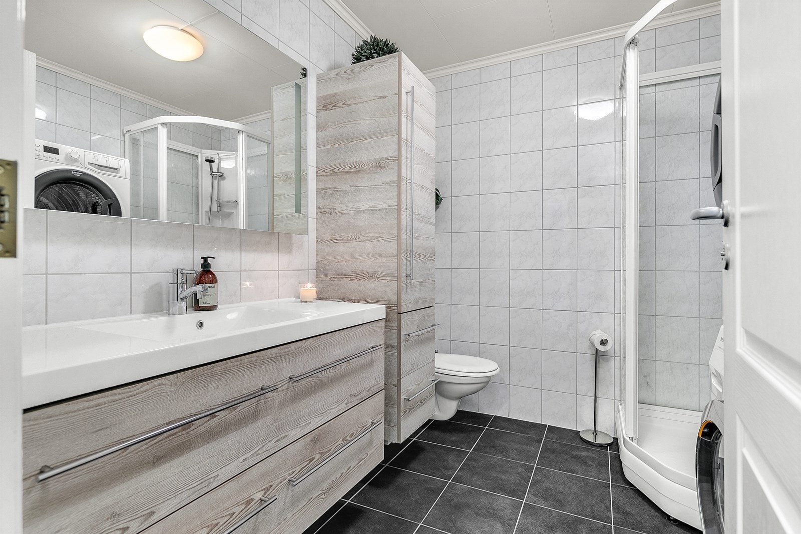 Bad fra 2007. Fliser på gulv og vegg. Galleribilde