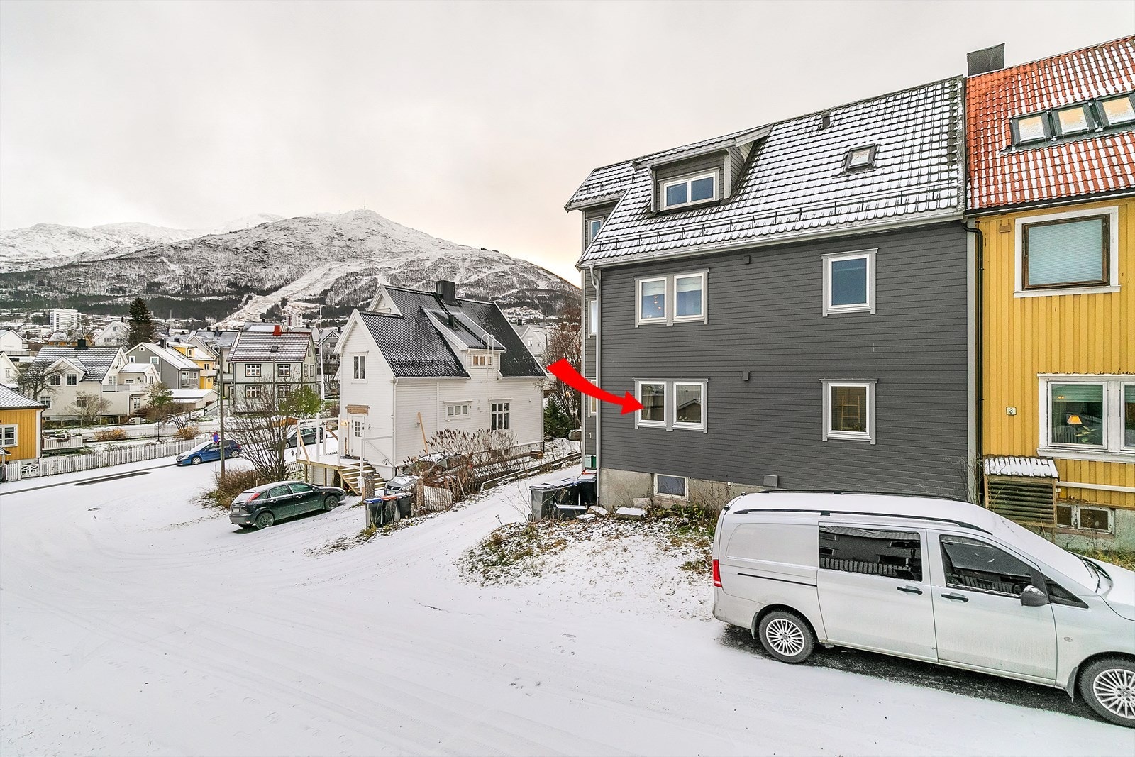 Boligen ble bygd i 2007, så all standard er deretter. Dette med unntak av grunnmur/drenering, som er fra den gamle boligen (1920) Galleribilde