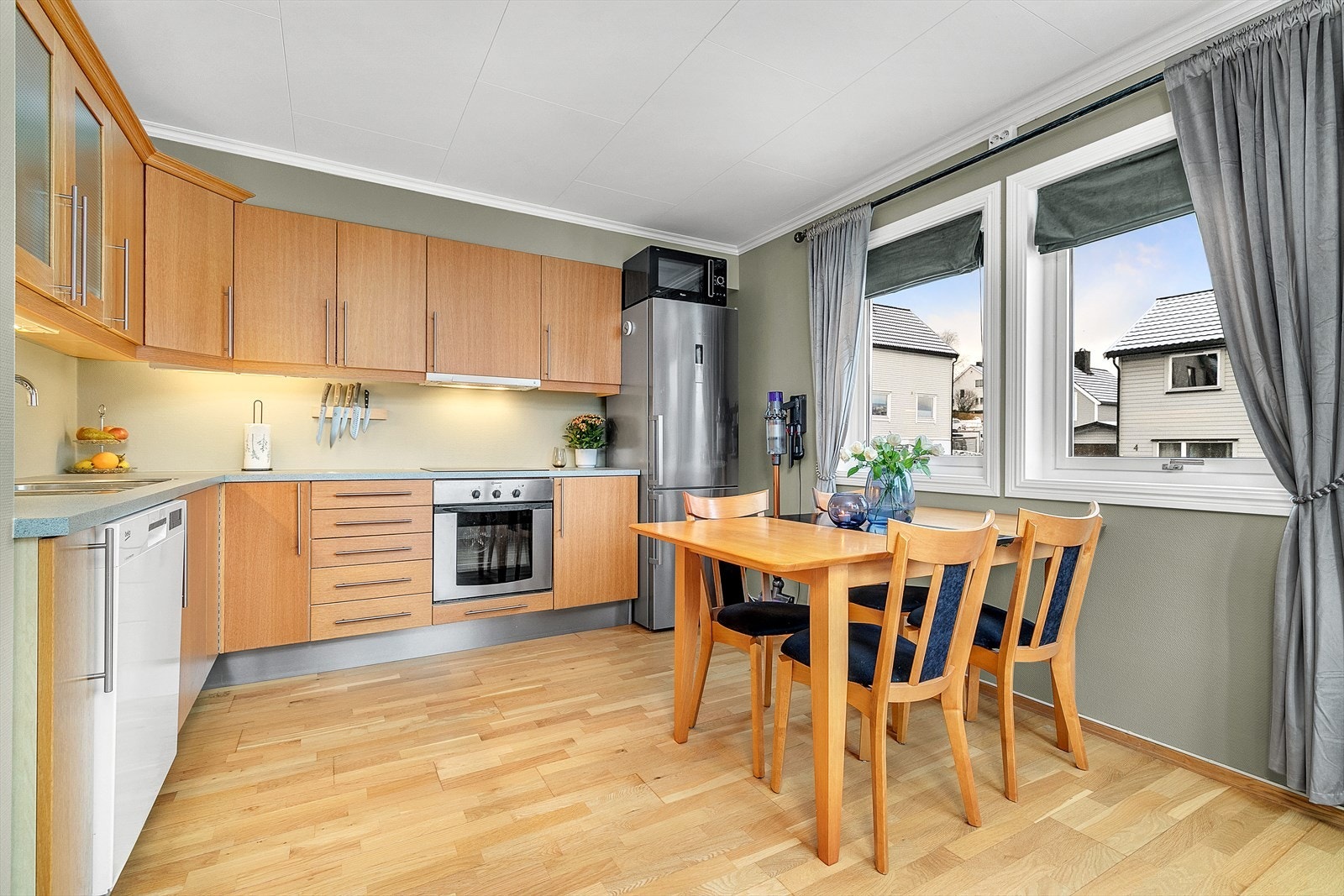 Kjøkkeninnredning med slette fronter. Galleribilde