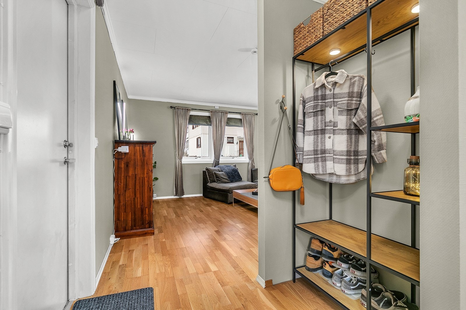 Flott garderobeareal når du entrer leiligheten. Galleribilde