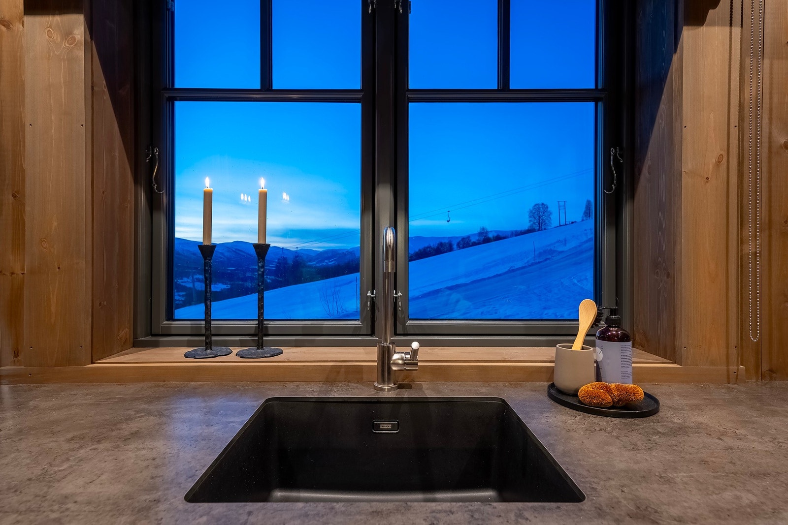 Flott utsikt over fjellheimen. Galleribilde