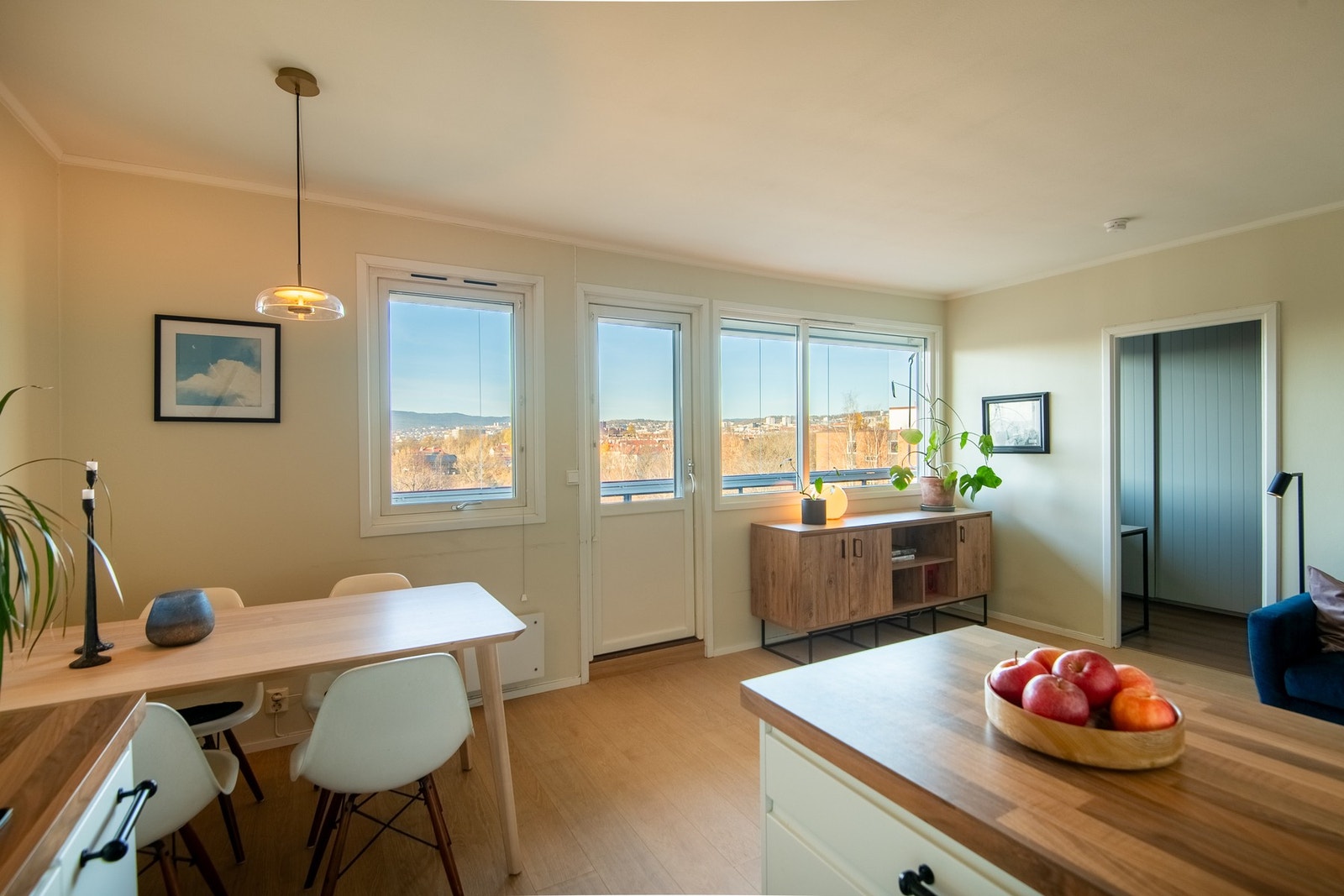 Fra stuen har du direkte utgang til en innglasset balkong. Galleribilde