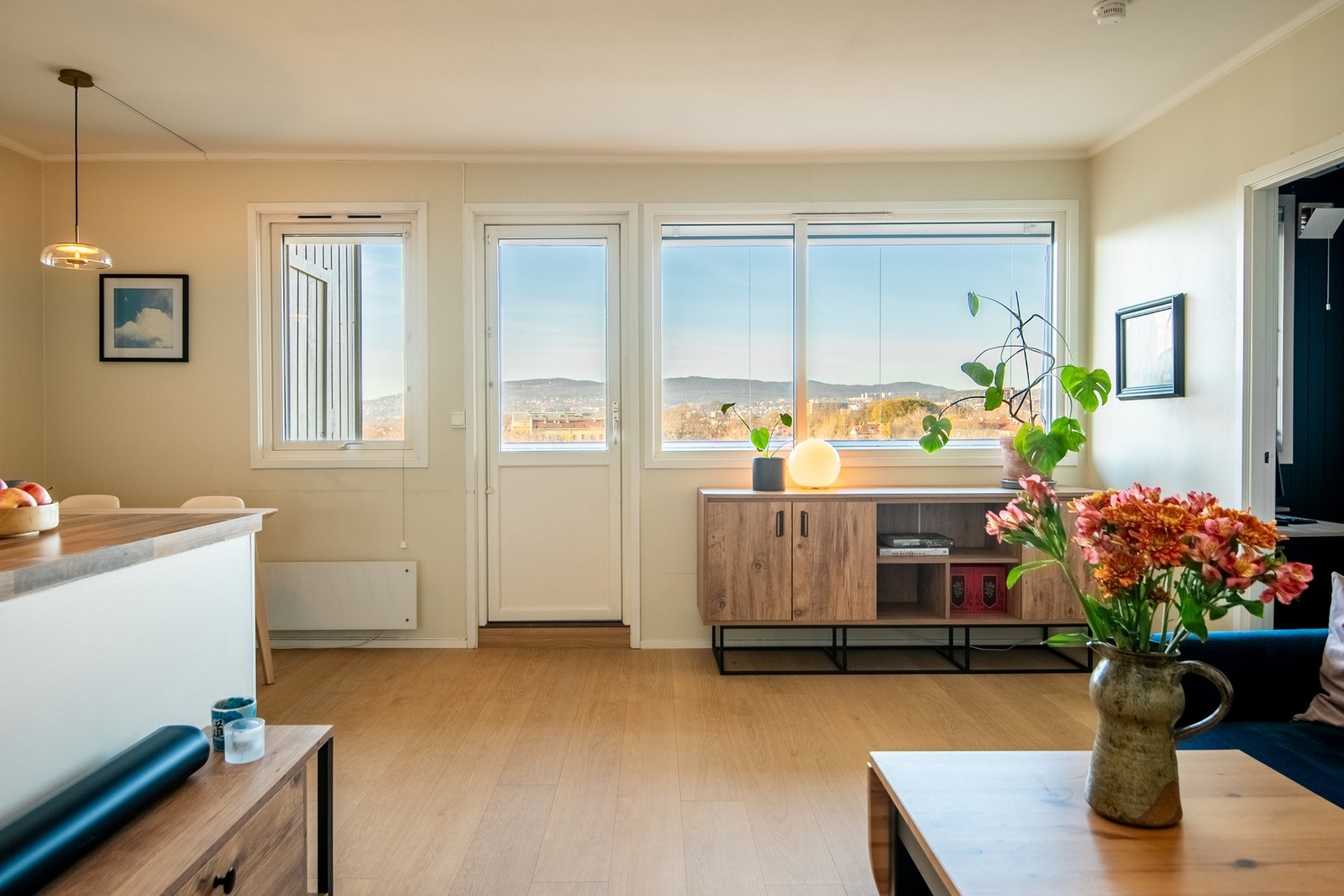 Drømmer du om en bolig med spektakulær utsikt, mye lys og en skjermet beliggenhet? Denne leiligheten på Rosenhoff byr på alt dette og mer. Galleribilde