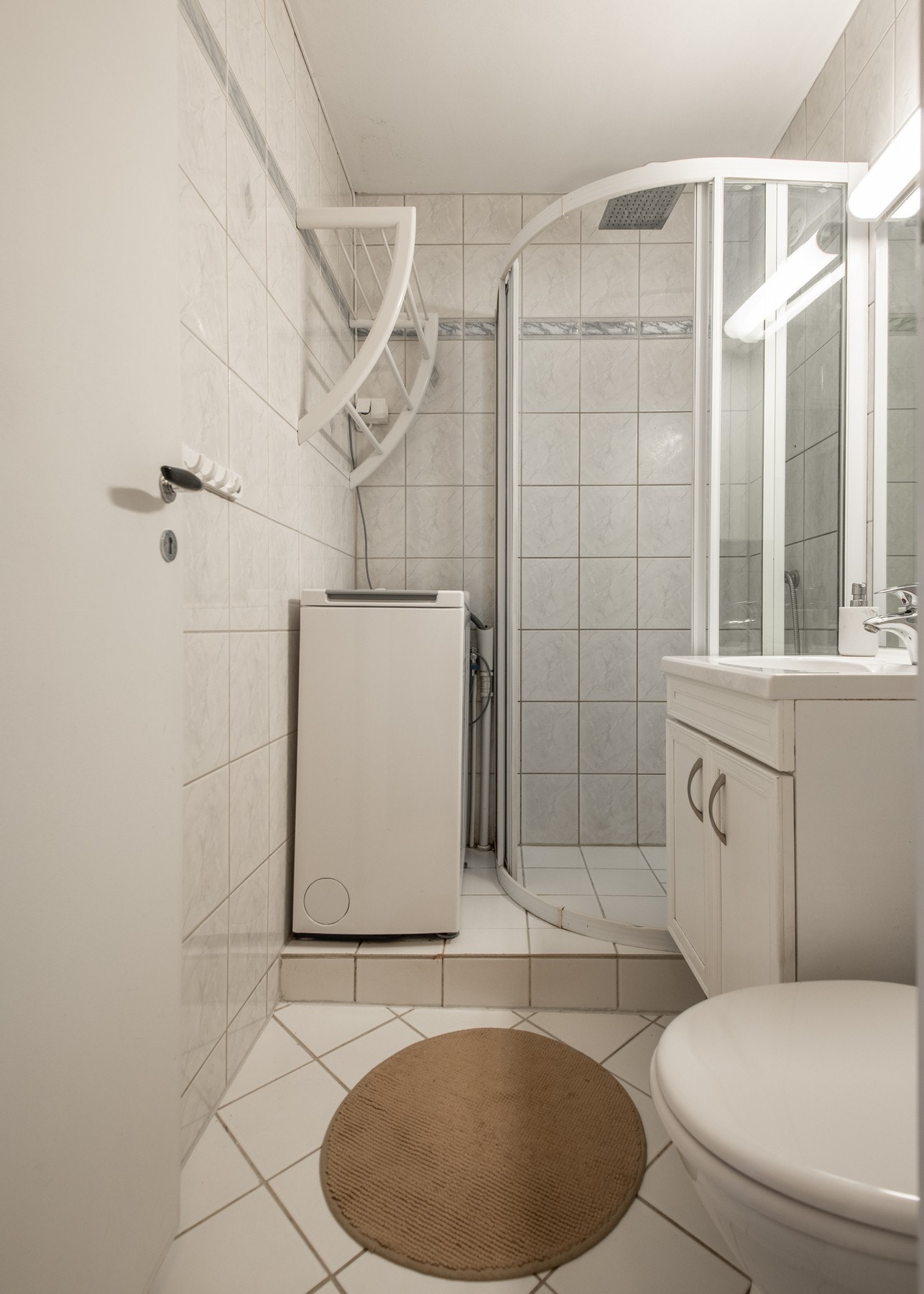 Sementfugene i dusjen ble oppgradert i 2019, mens silikonfugene ble oppgradert i 2020 og 2024. Galleribilde