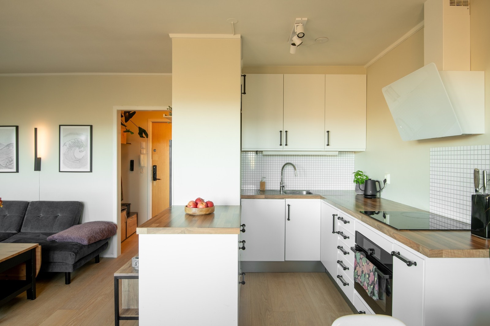 Kjøkkenet fremstår som både moderne og funksjonelt. Galleribilde