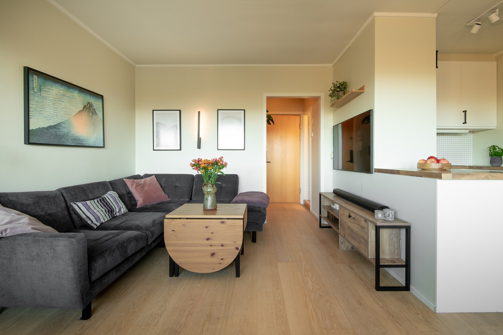 Gode møbleringsmuligheter gir deg frihet til å skape flere soner, enten det er til avslapning, arbeid eller underholdning. Galleribilde