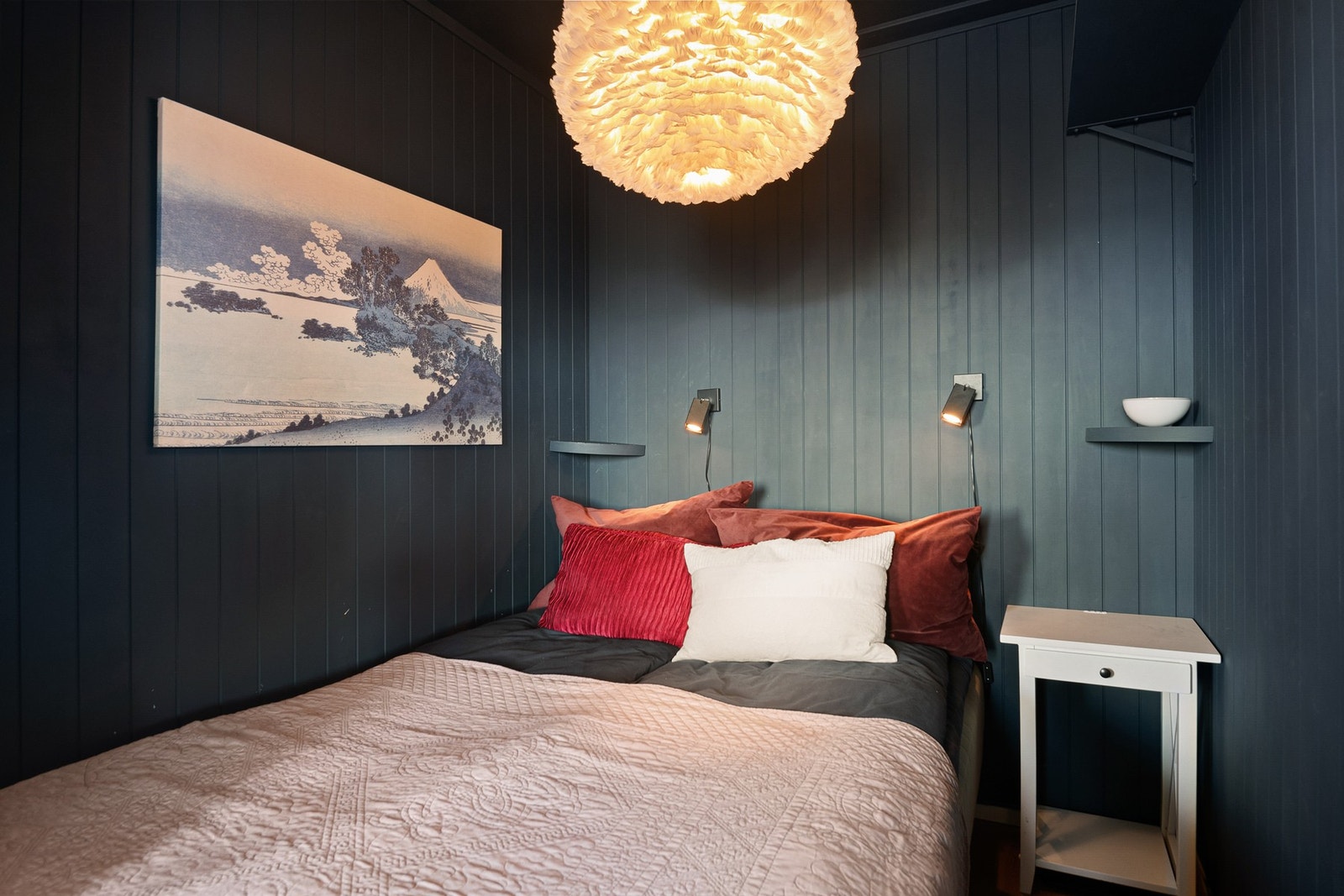 Soverommet i leiligheten er både romslig og funksjonelt, med god plass til dobbeltseng, nattbord og et garderobeskap. Galleribilde