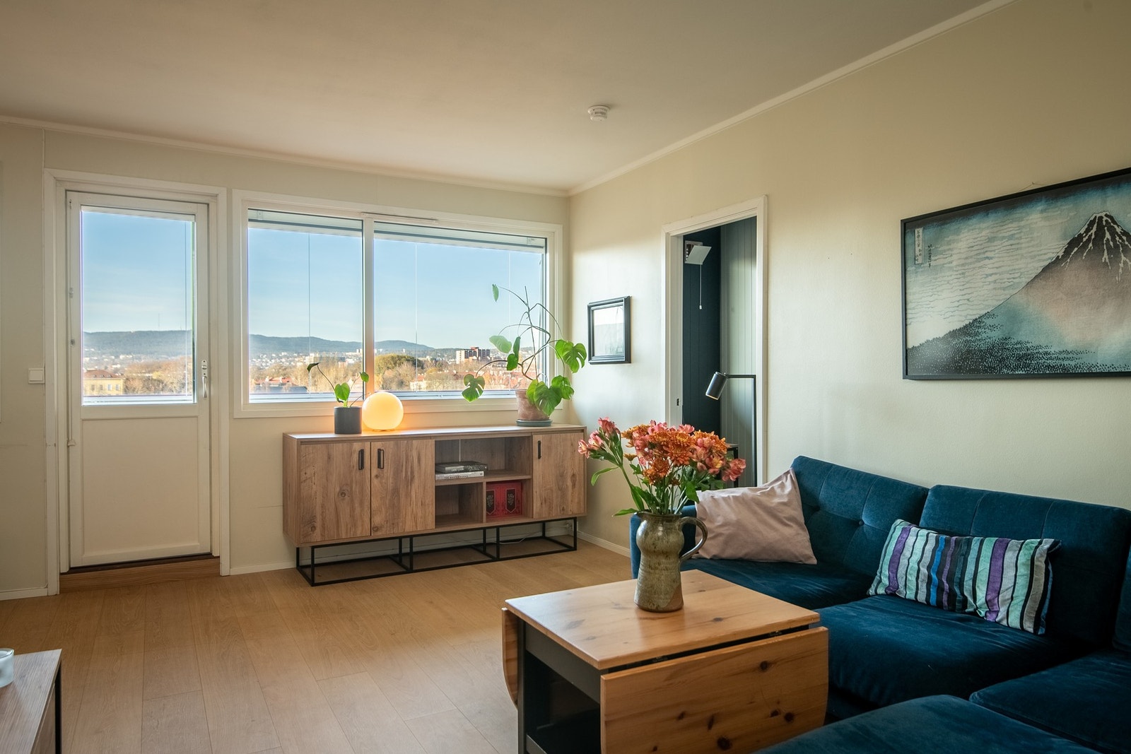 Store vindusflater og en balkongdør slipper inn rikelig med naturlig lys og forsterker romfølelsen. Galleribilde