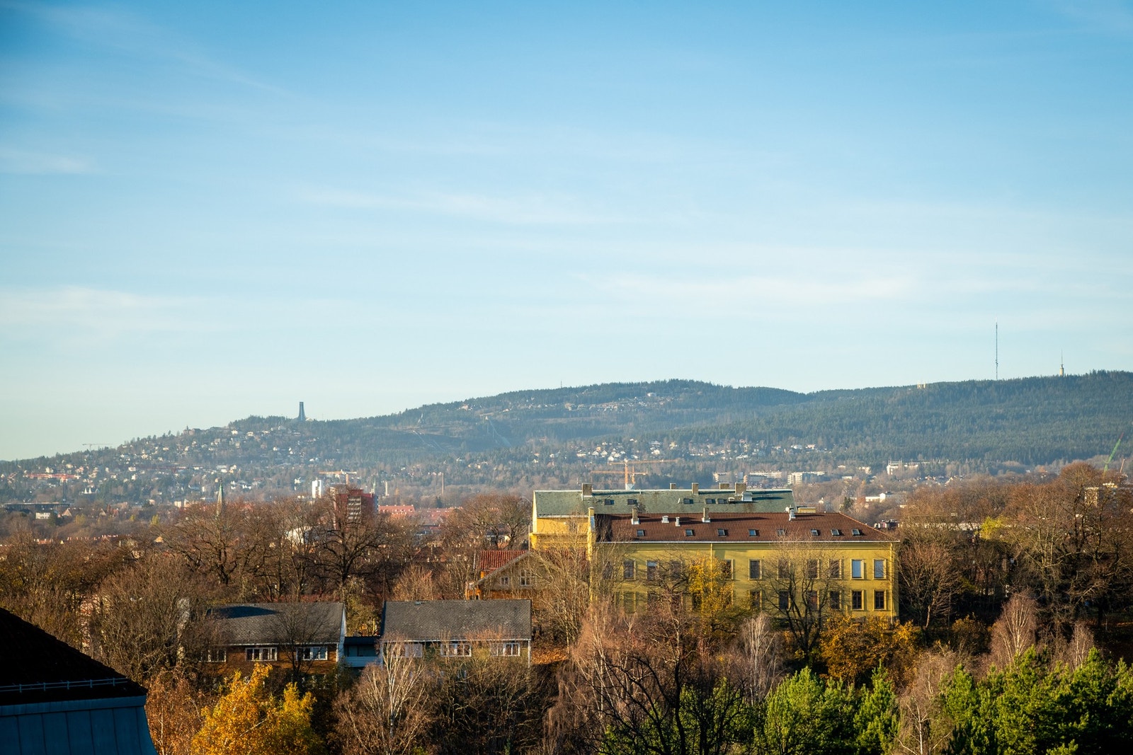 Den fantastiske utsikten fra stuen setter prikken over i-en og skaper en stemningsfull ramme rundt oppholdsområdet. Galleribilde