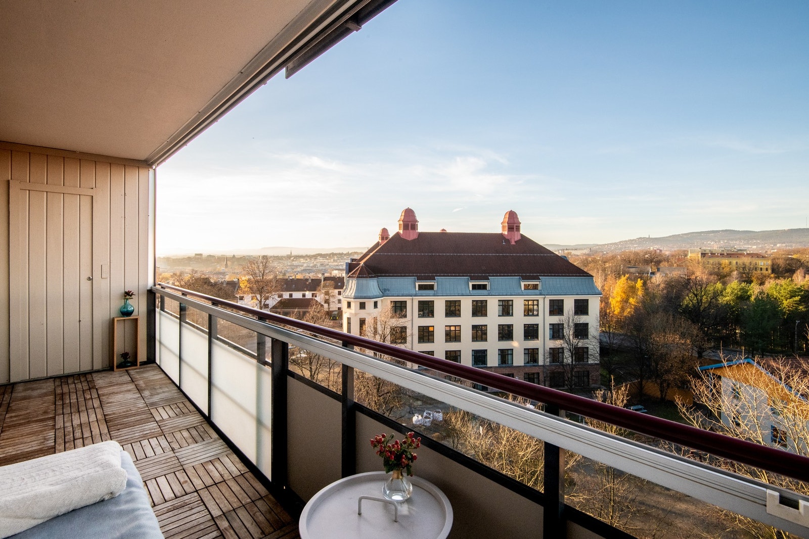 Nordvestvendte balkong på hele 10m² er som skapt for å nyte både hverdagsøyeblikk og spesielle anledninger. Galleribilde