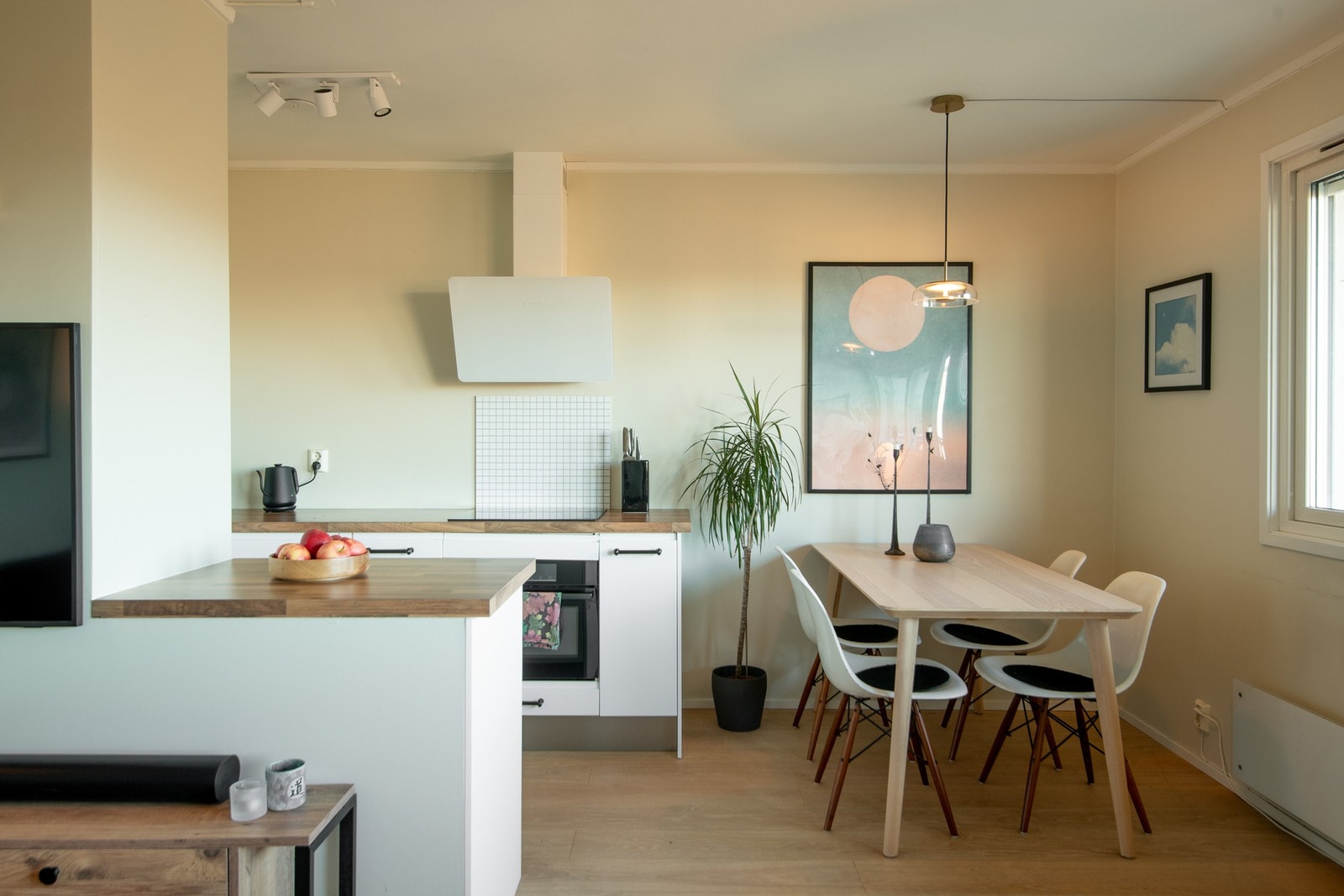 Med en delvis åpen løsning mot kjøkkenet, fremstår rommet som sosialt og praktisk, perfekt for både hverdag og sammenkomster. Galleribilde