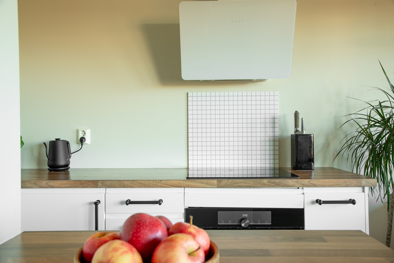 Kjøkkenet er utstyrt med integrerte hvitevarer, inkludert oppvaskmaskin og stekeovn fra 2023, samt nedfelt platetopp og ventilator med kullfilter. Galleribilde