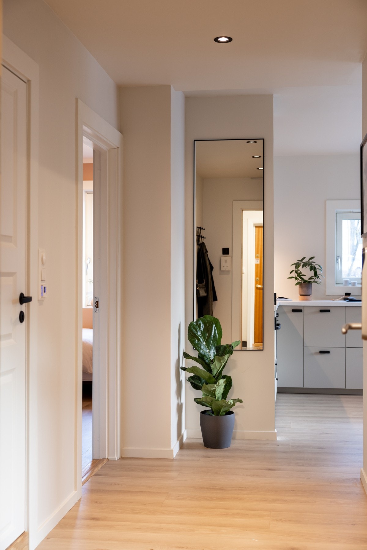 Entréen er knutepunktet i boligen med tilgang til alle rommene. Galleribilde