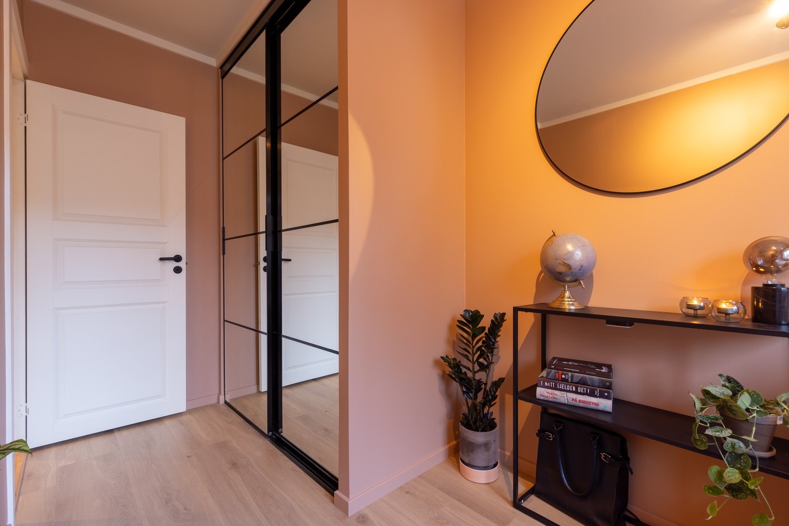 Plassbygget skyvedørsgarderobe med speilfronter også her. Galleribilde