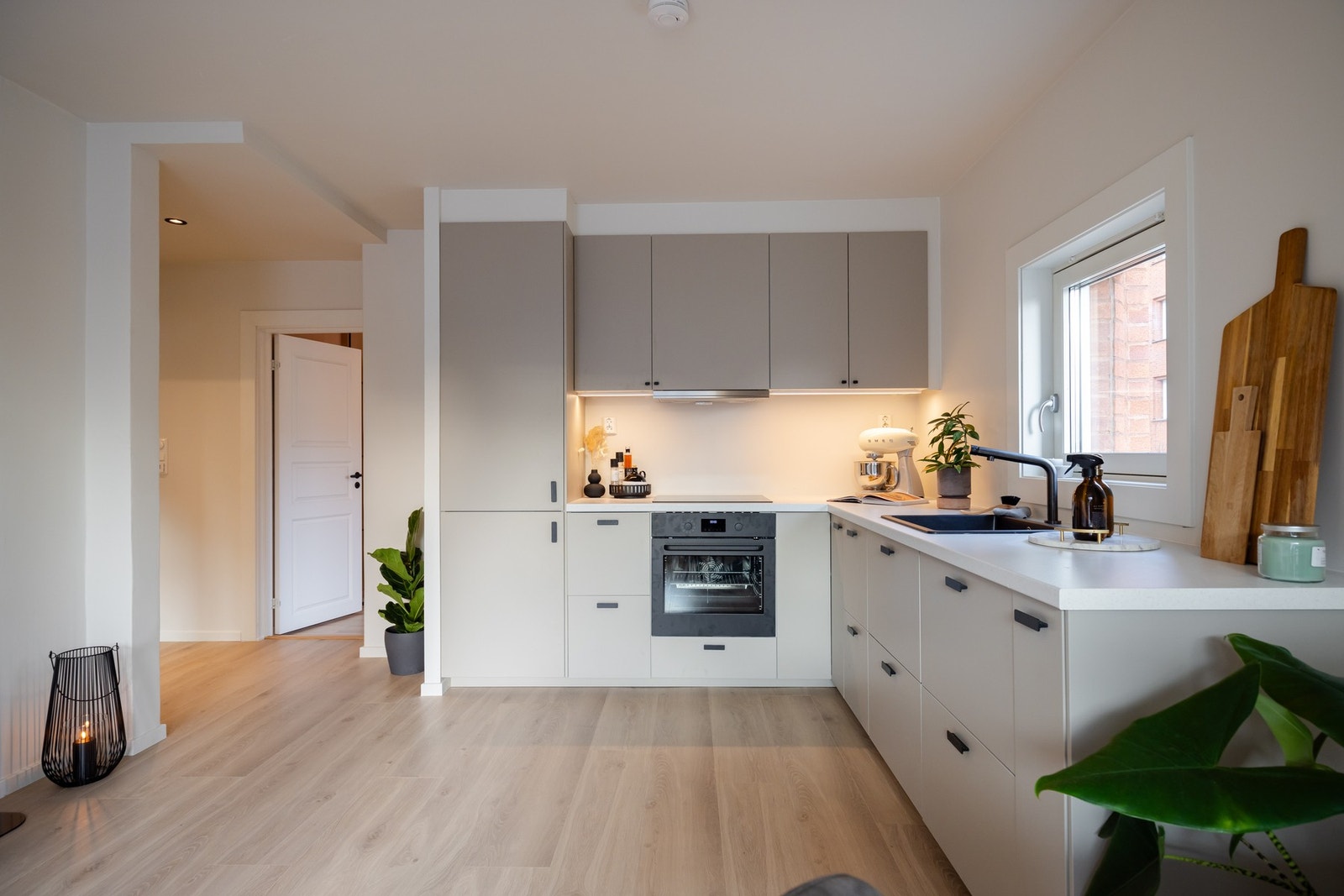 Lekkert IKEA-kjøkken med glatt innredning, laminat benkeplate og oppvaskkum i kompositt. Galleribilde