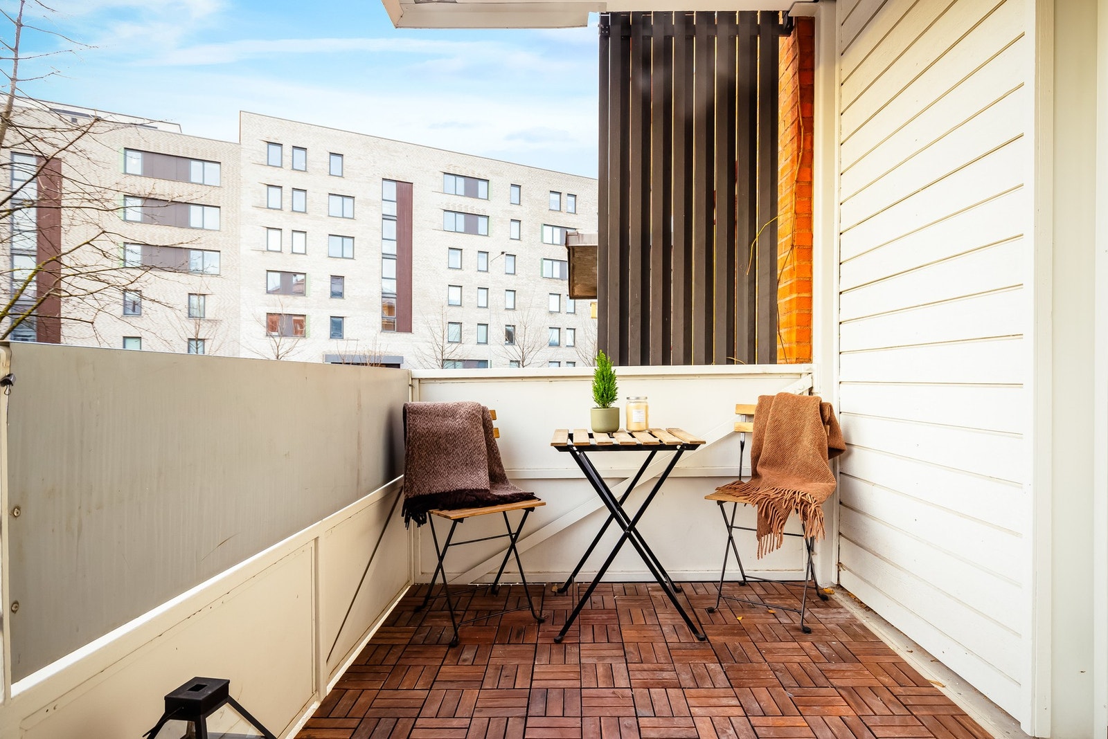 Balkongen kommer godt med i sommerhalvåret på samme måte som peisen er fin å ha nå i vintersesongen. Galleribilde