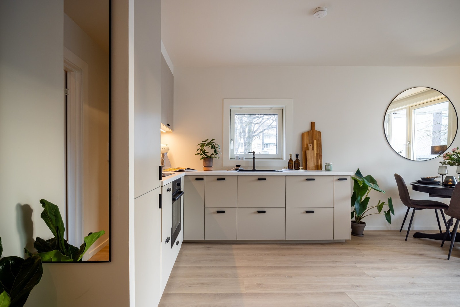 Videre er det montert overskapsbelysning, stikkontakter, komfyrvakt og waterguard. Galleribilde