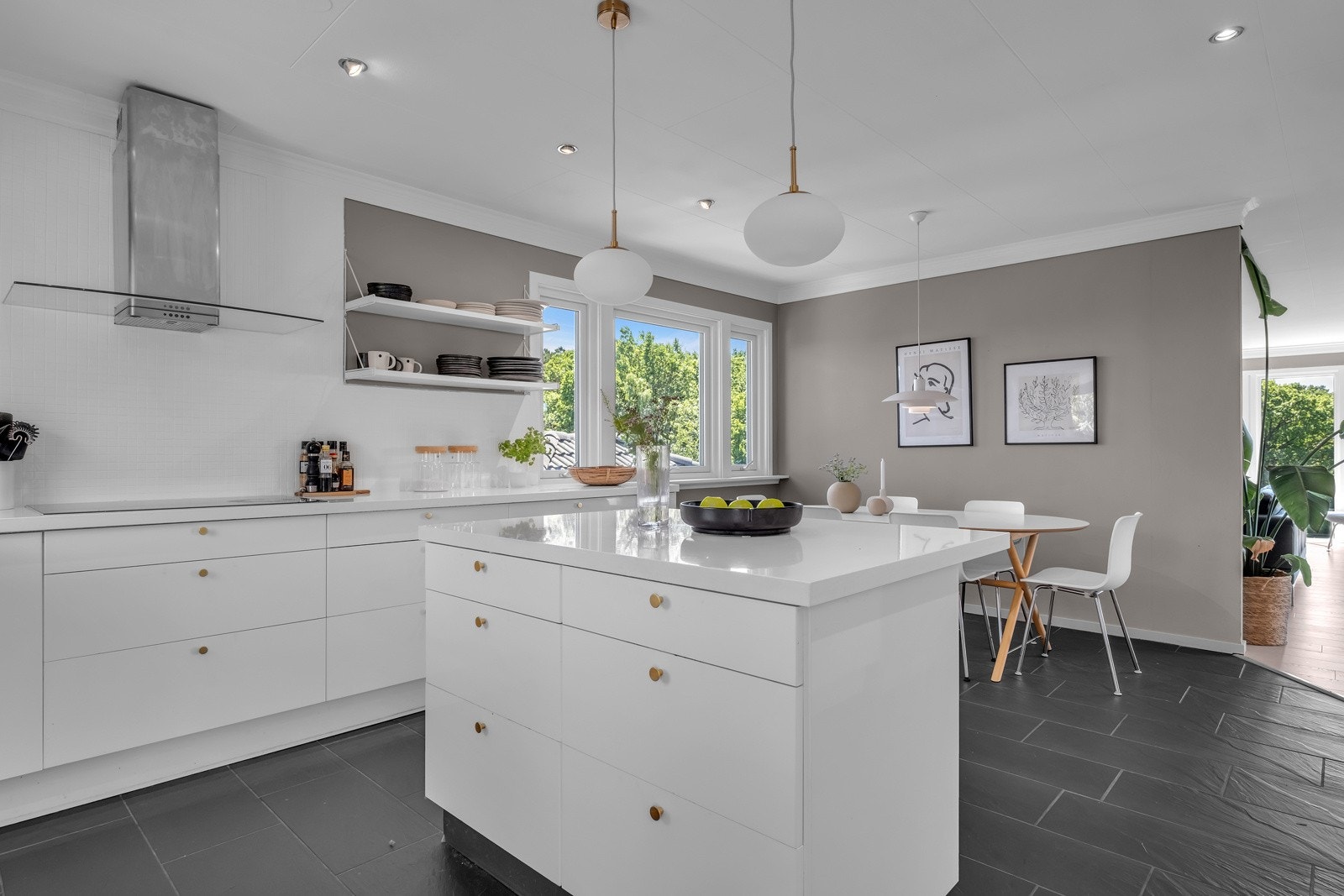 Kjøkken med utgang til solrik uteplass med sol fra morgenen. Galleribilde