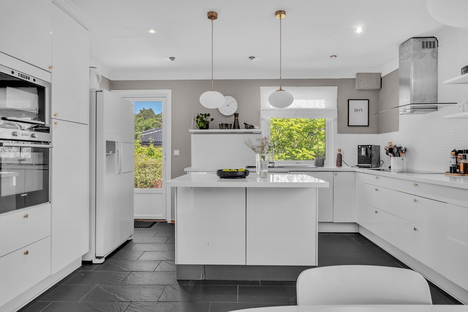 Kjøkken med utgang til solrik uteplass med sol fra morgenen. Galleribilde