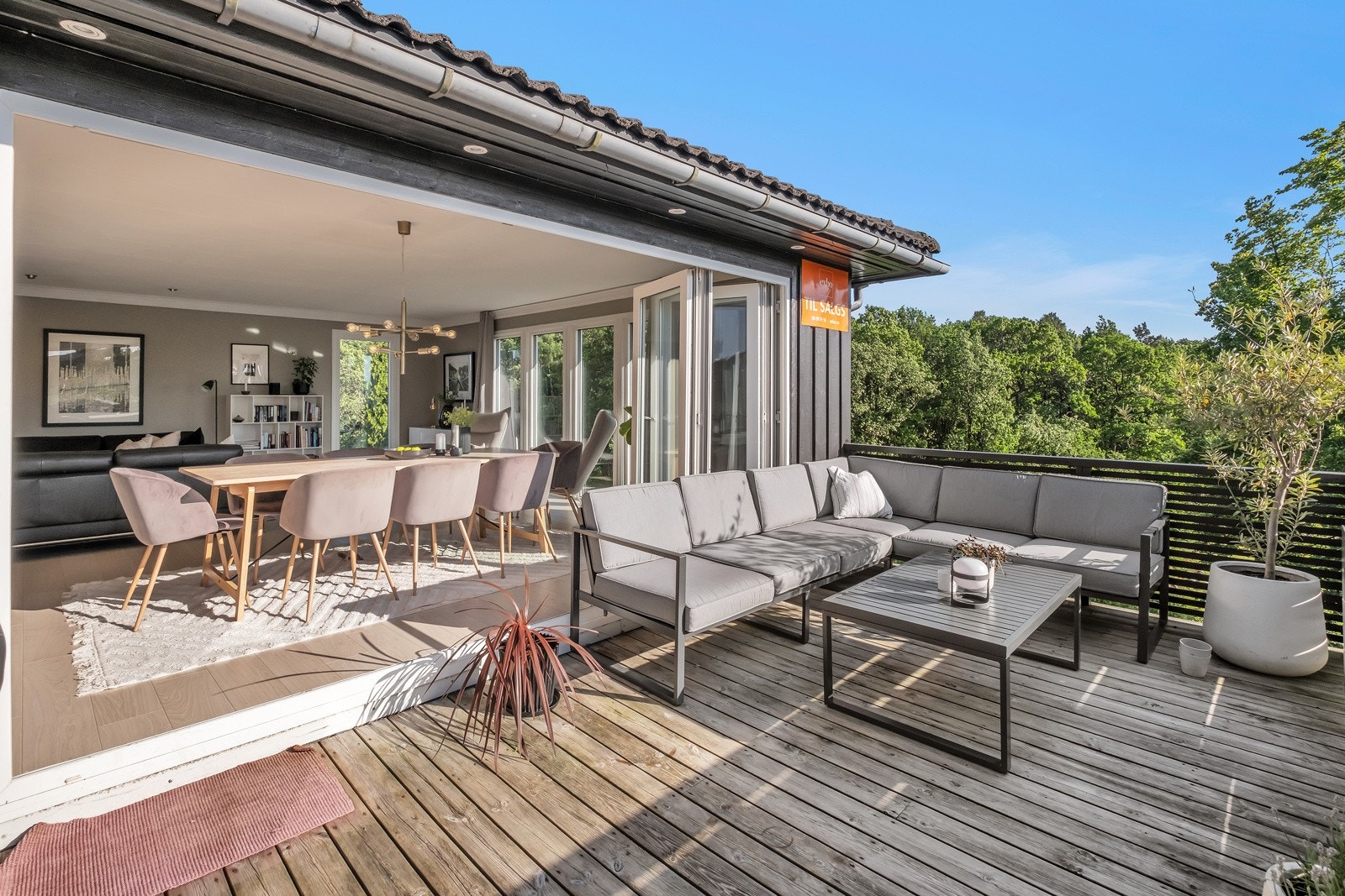 Uteplass i forbindelse med stue. Galleribilde