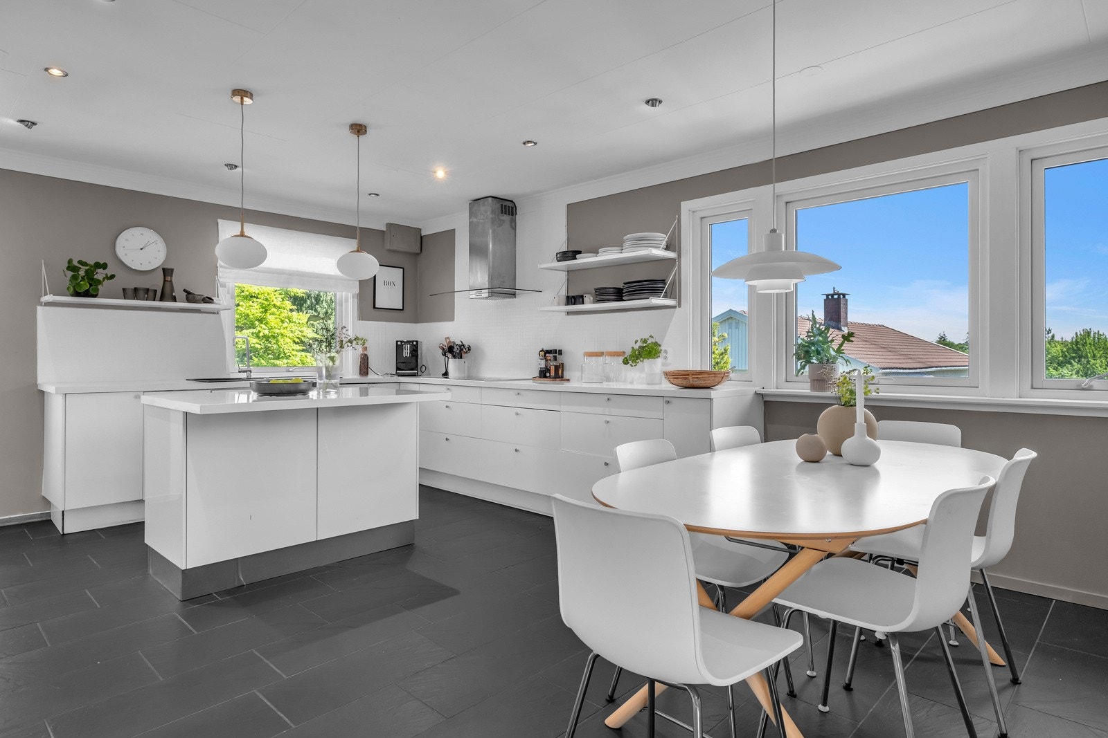 Kjøkken med utgang til solrik uteplass med sol fra morgenen. Galleribilde