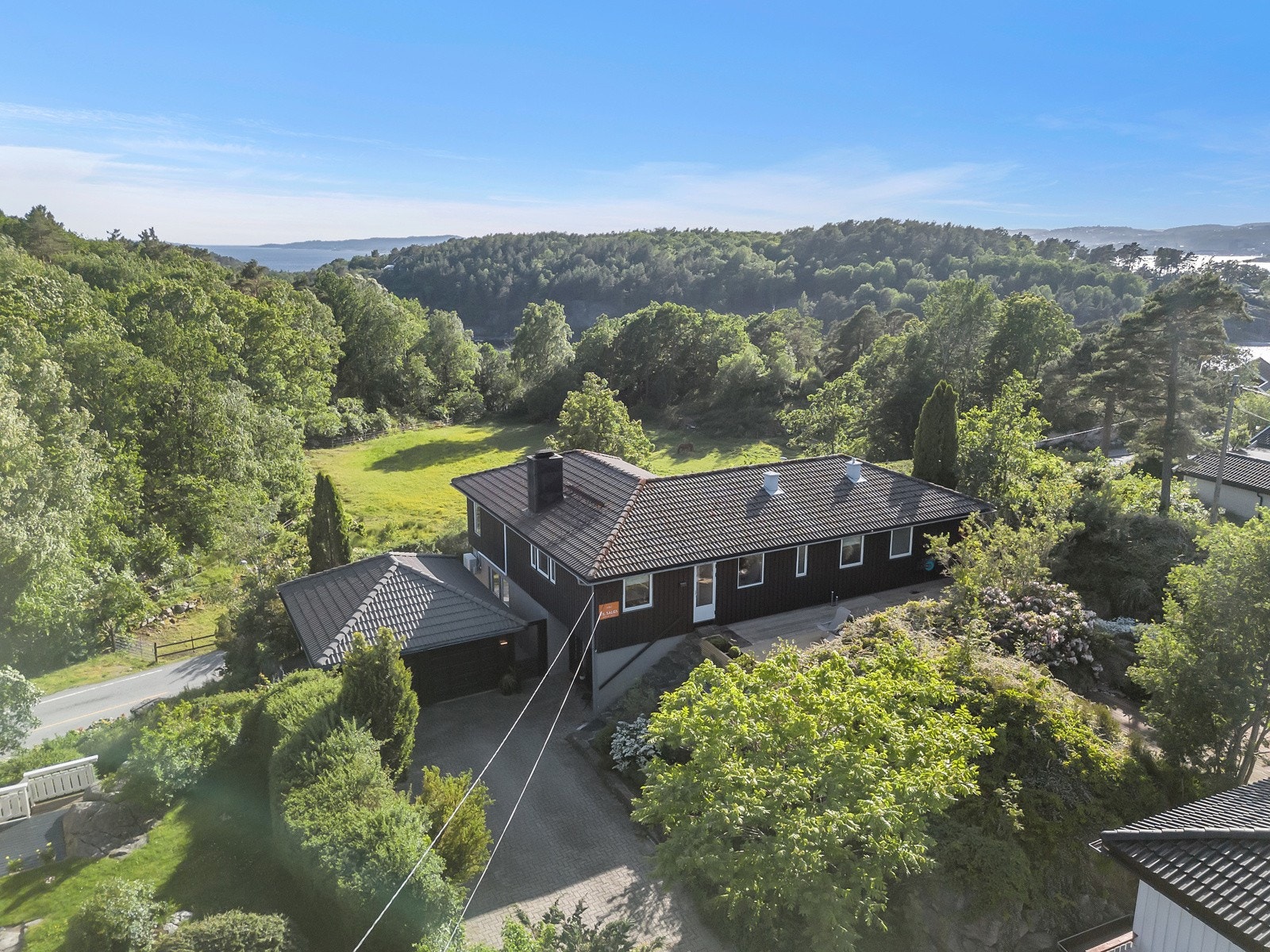 Boligen ligger usjenert til med flott opparbeidet hage - Solrike uteplasser! Galleribilde