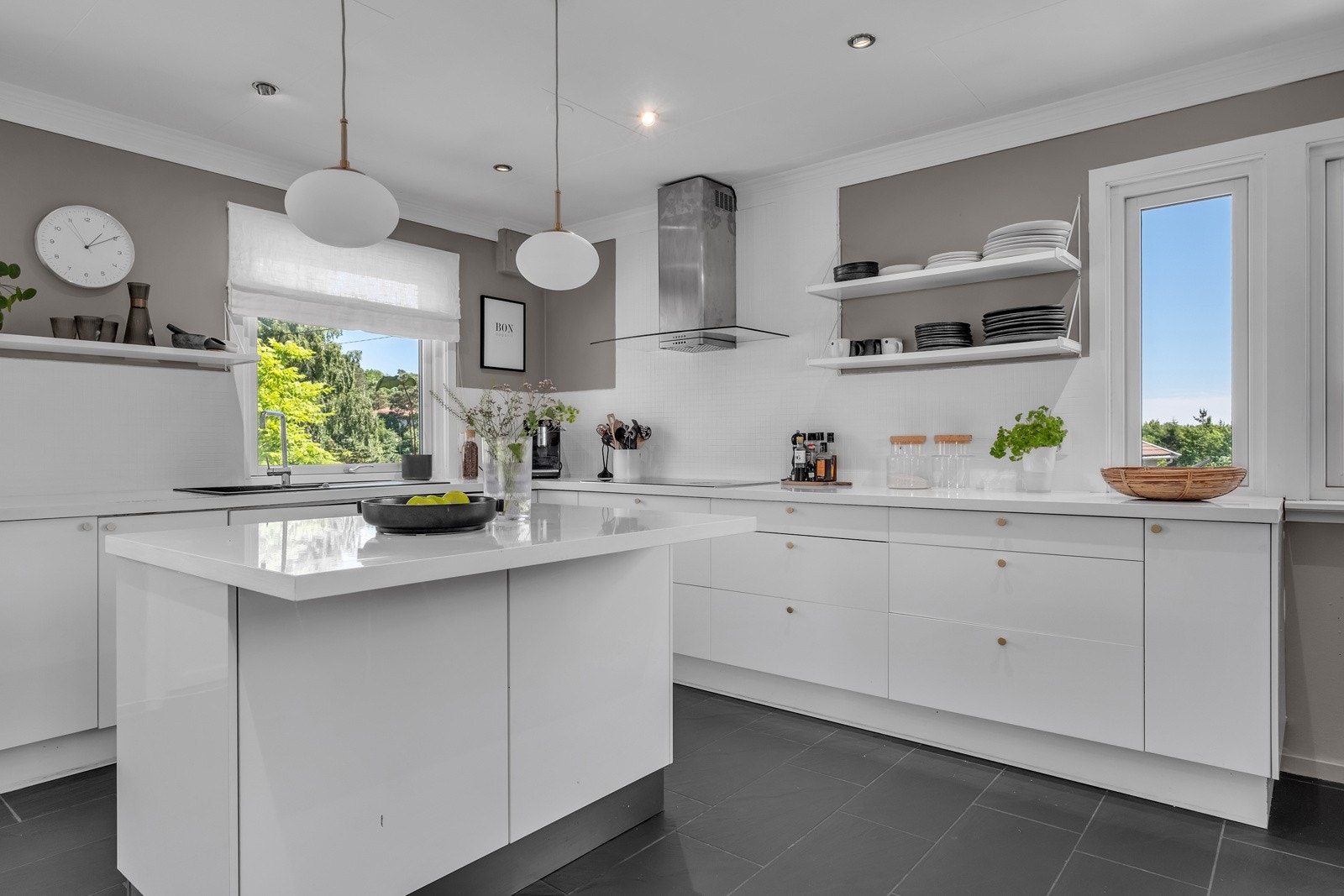 Kjøkken med utgang til solrik uteplass med sol fra morgenen. Galleribilde