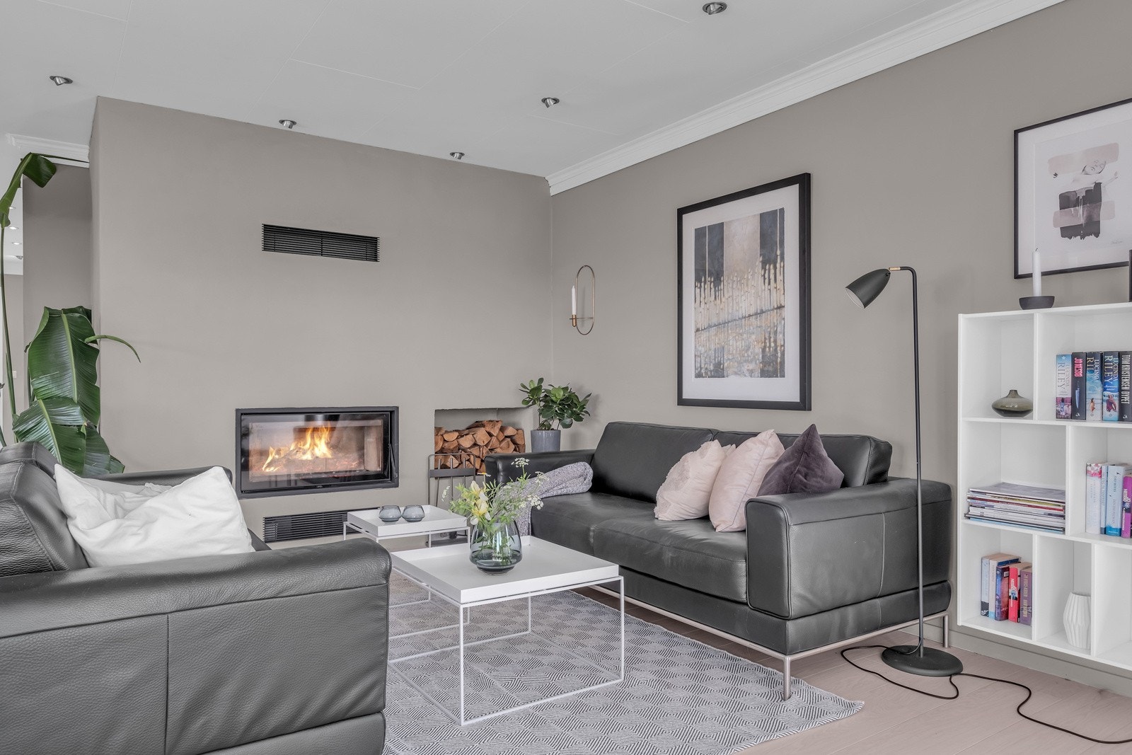 Stue i 1. etasje med utgang til solrike uteplasser. Galleribilde