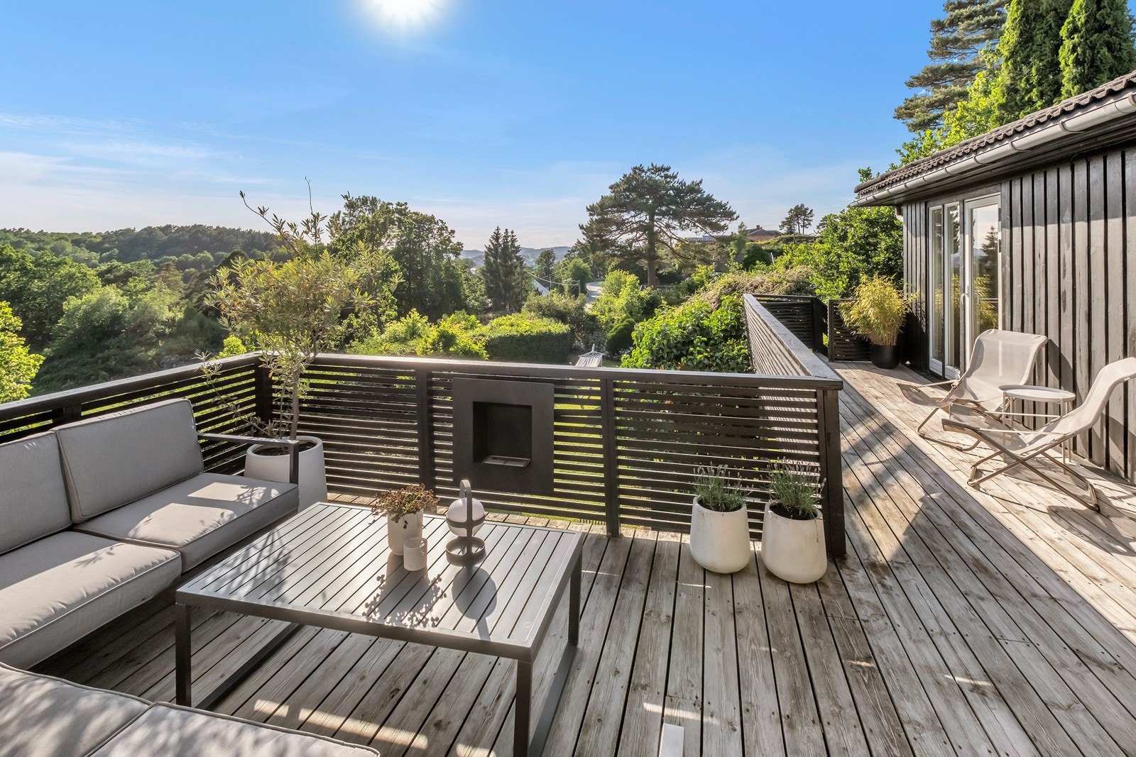 Solrik uteplass med tilgang til stue - Nedgang til hage. Galleribilde