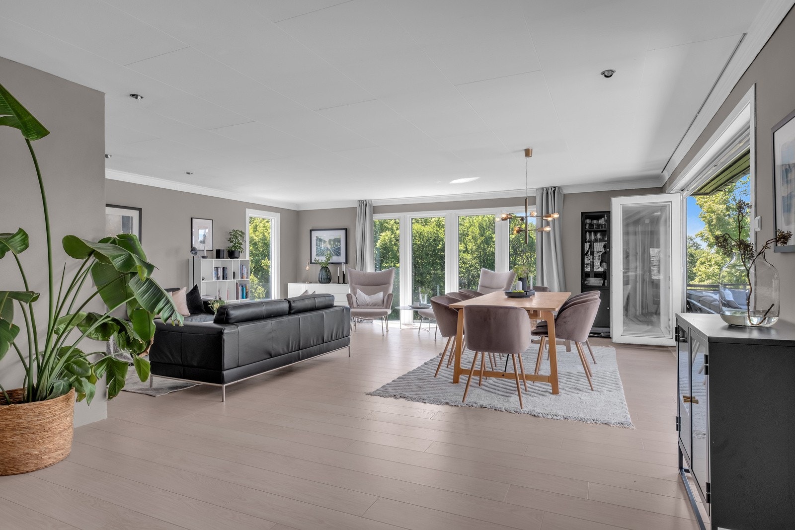 Stue med direkte utgang til solrike uteplasser. Galleribilde